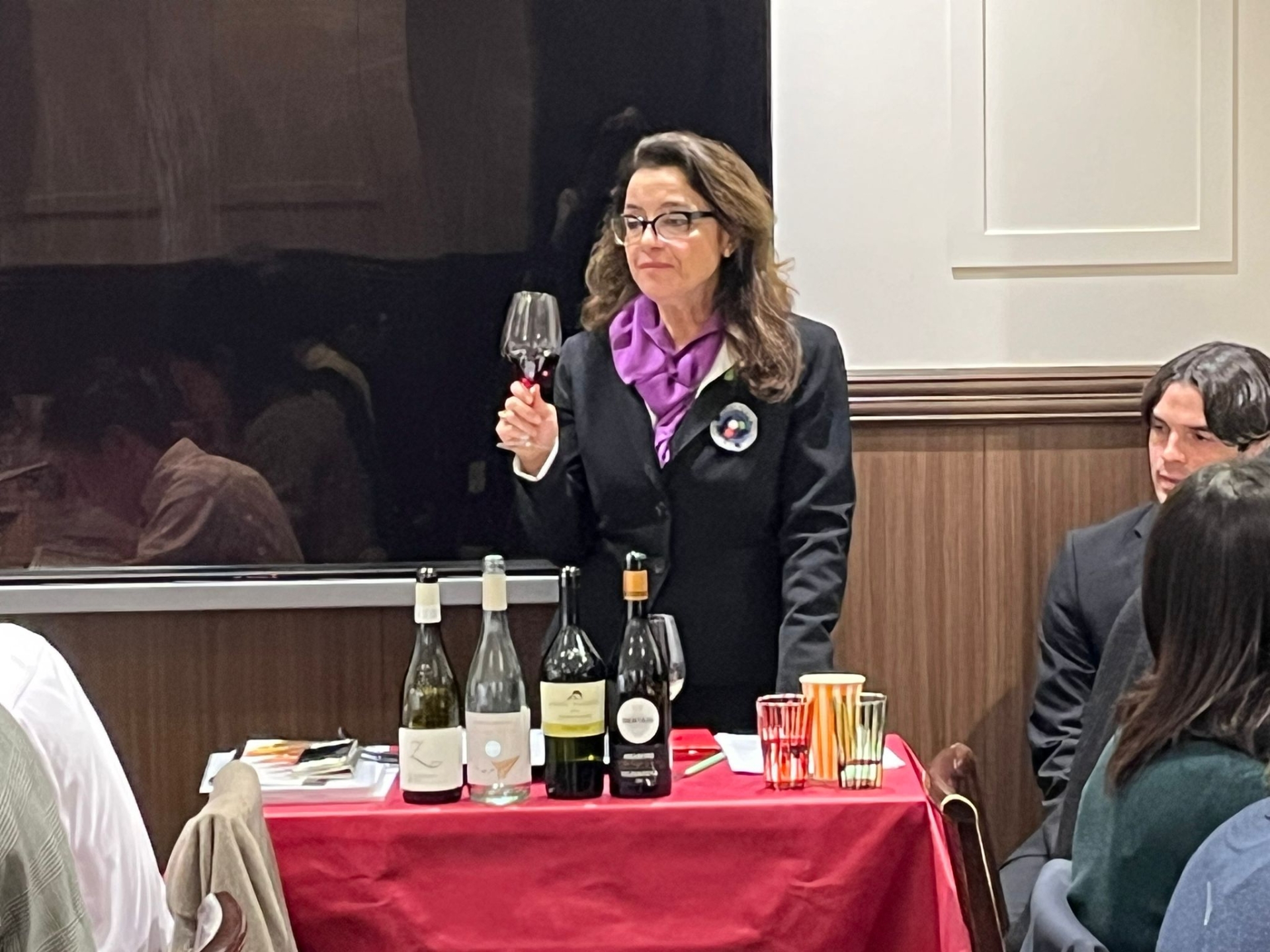 Antonella Anselmo spiega la degustazione durante l’ottava edizione del Corso Internazionale, full immersion, sui vini delle Regioni d’Italia a Tokyo Antonella Anselmo spiega la degustazione durante l’ottava edizione del Corso Internazionale, full immersion, sui vini delle Regioni d’Italia a Tokyo