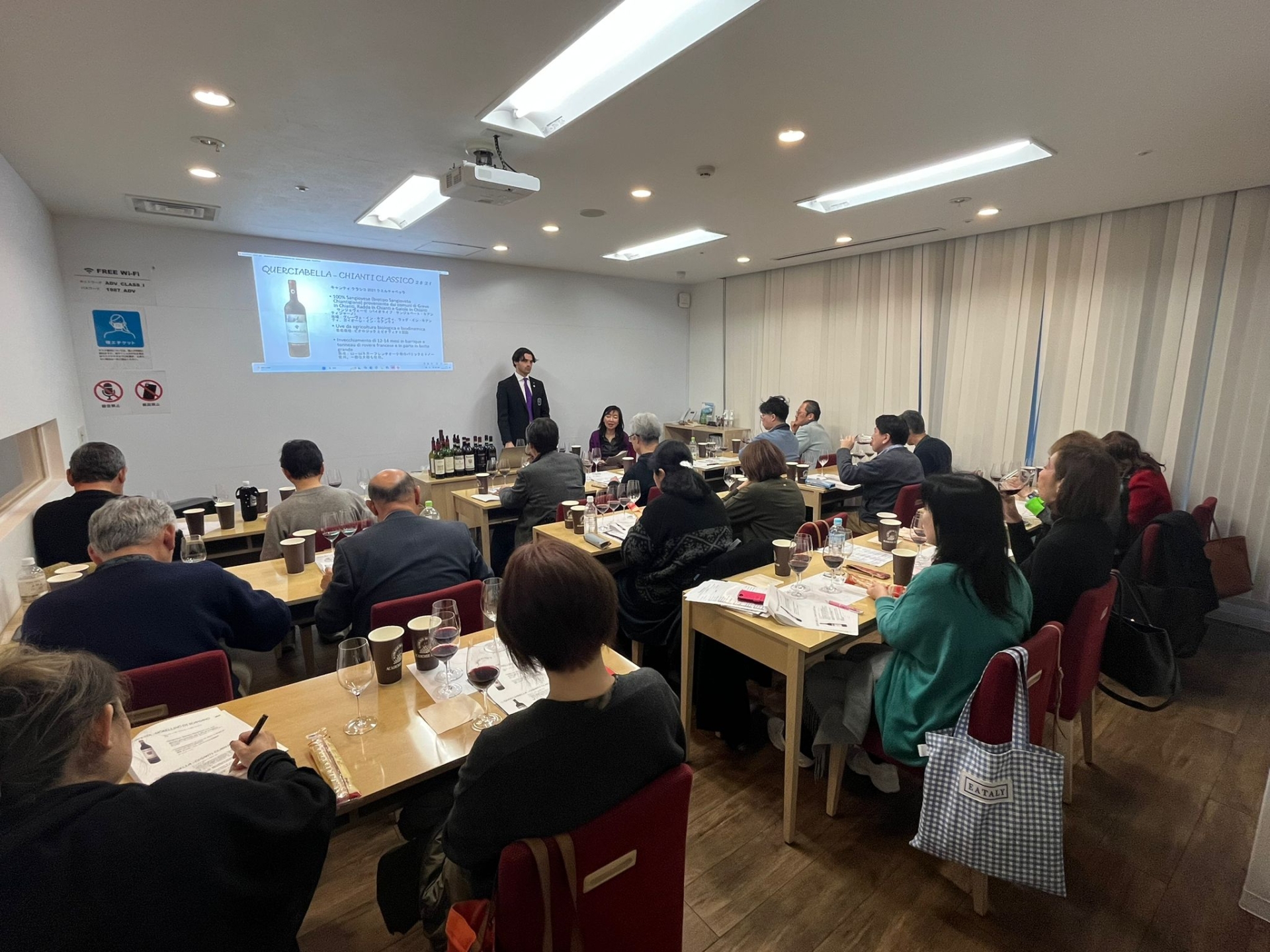 Un momento della lezione del Corso Internazionale, full immersion, sui vini delle Regioni d’Italia a Tokyo Un momento della lezione del Corso Internazionale, full immersion, sui vini delle Regioni d’Italia a Tokyo