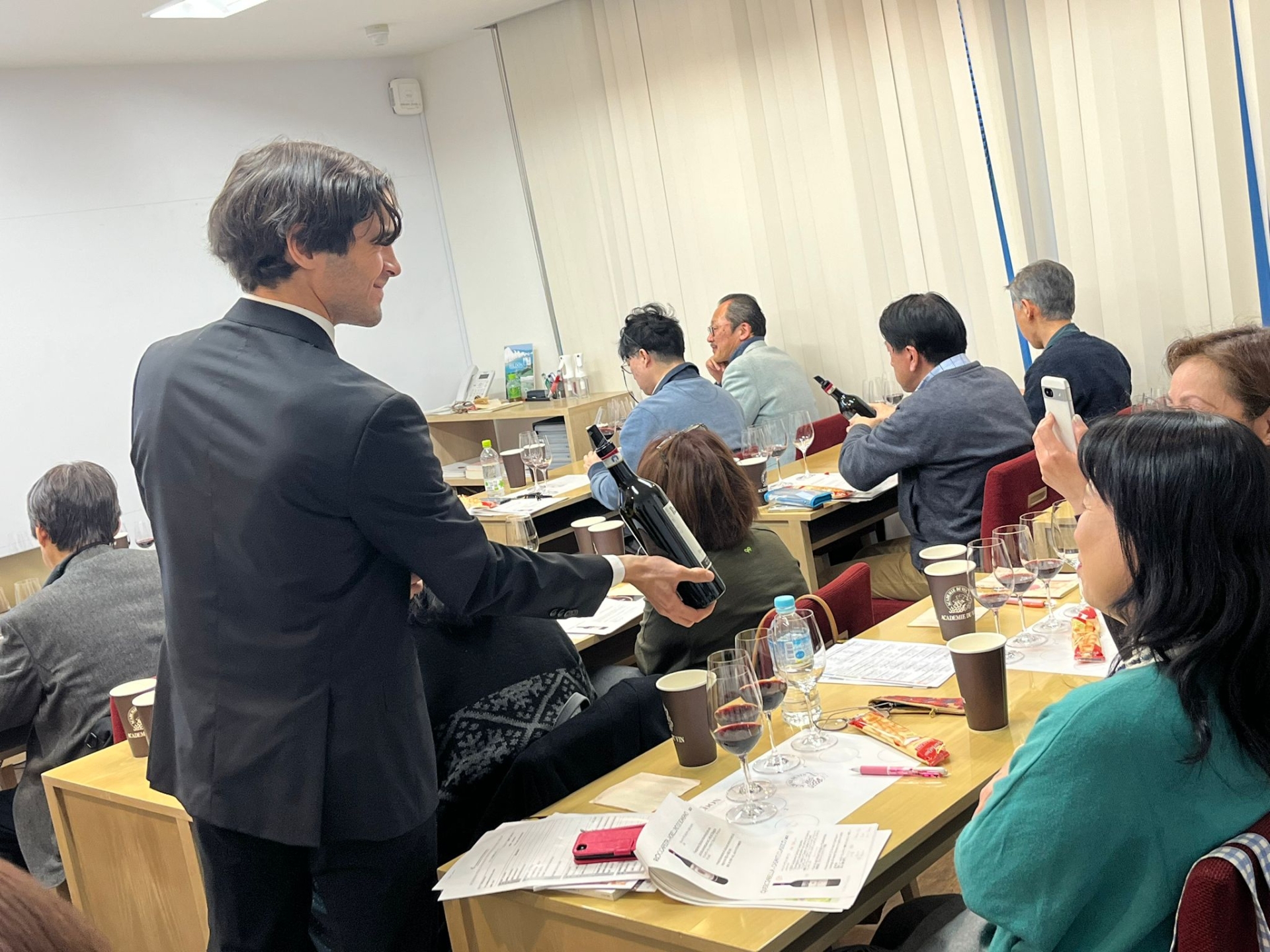 Edoardo Lemme presenta uno dei vini in degustazione durante una lezione dell’ottava edizione del Corso Internazionale, full immersion, sui vini delle Regioni d’Italia a Tokyo Edoardo Lemme presenta uno dei vini in degustazione durante una lezione dell’ottava edizione del Corso Internazionale, full immersion, sui vini delle Regioni d’Italia a Tokyo