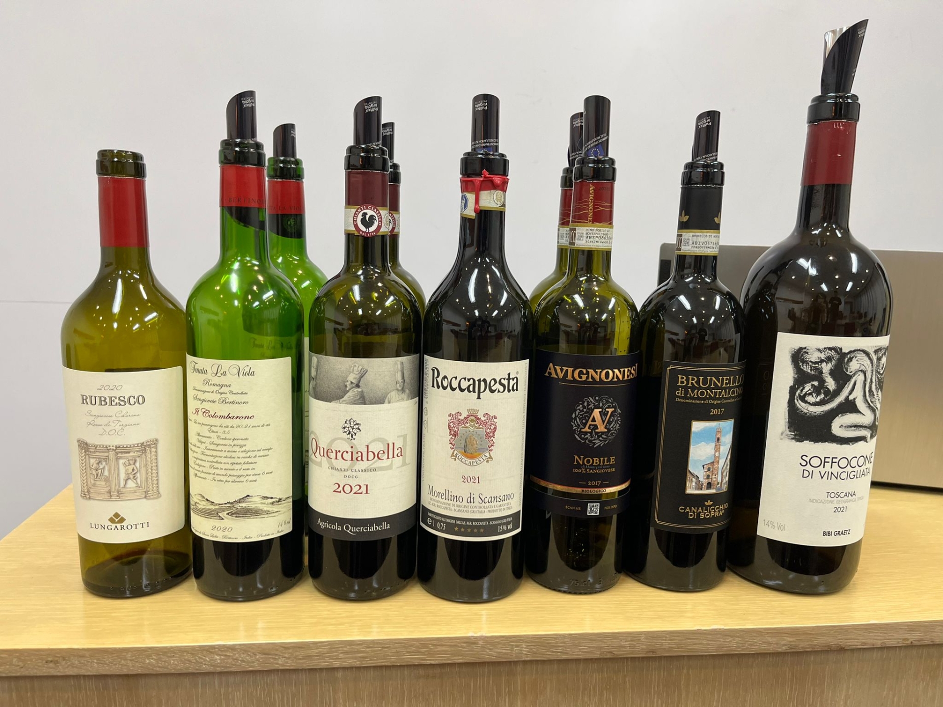 I vini in degustazione durante una lezione dell’ottava edizione del Corso Internazionale, full immersion, sui vini delle Regioni d’Italia a Tokyo I vini in degustazione durante una lezione dell’ottava edizione del Corso Internazionale, full immersion, sui vini delle Regioni d’Italia a Tokyo