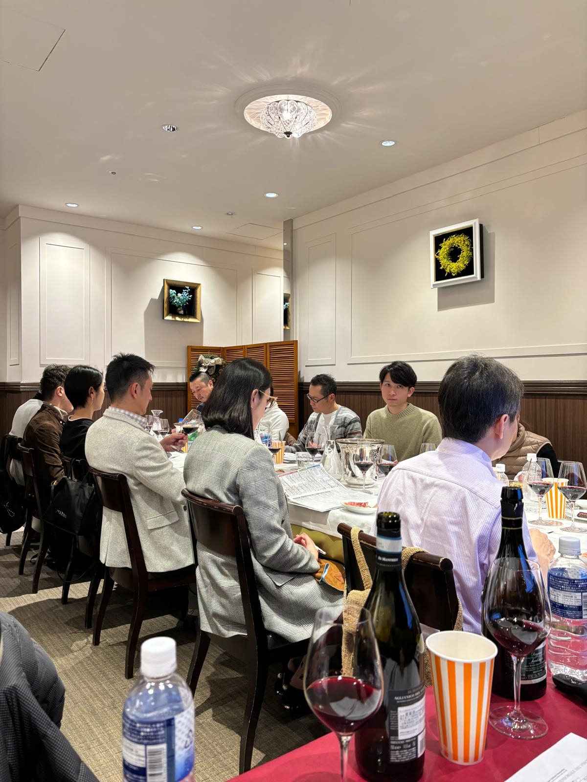 I corsisti in degustazione durante un momento della lezione dell’ottava edizione del Corso Internazionale, full immersion, sui vini delle Regioni d’Italia a Tokyo I corsisti in degustazione durante un momento della lezione dell’ottava edizione del Corso Internazionale, full immersion, sui vini delle Regioni d’Italia a Tokyo