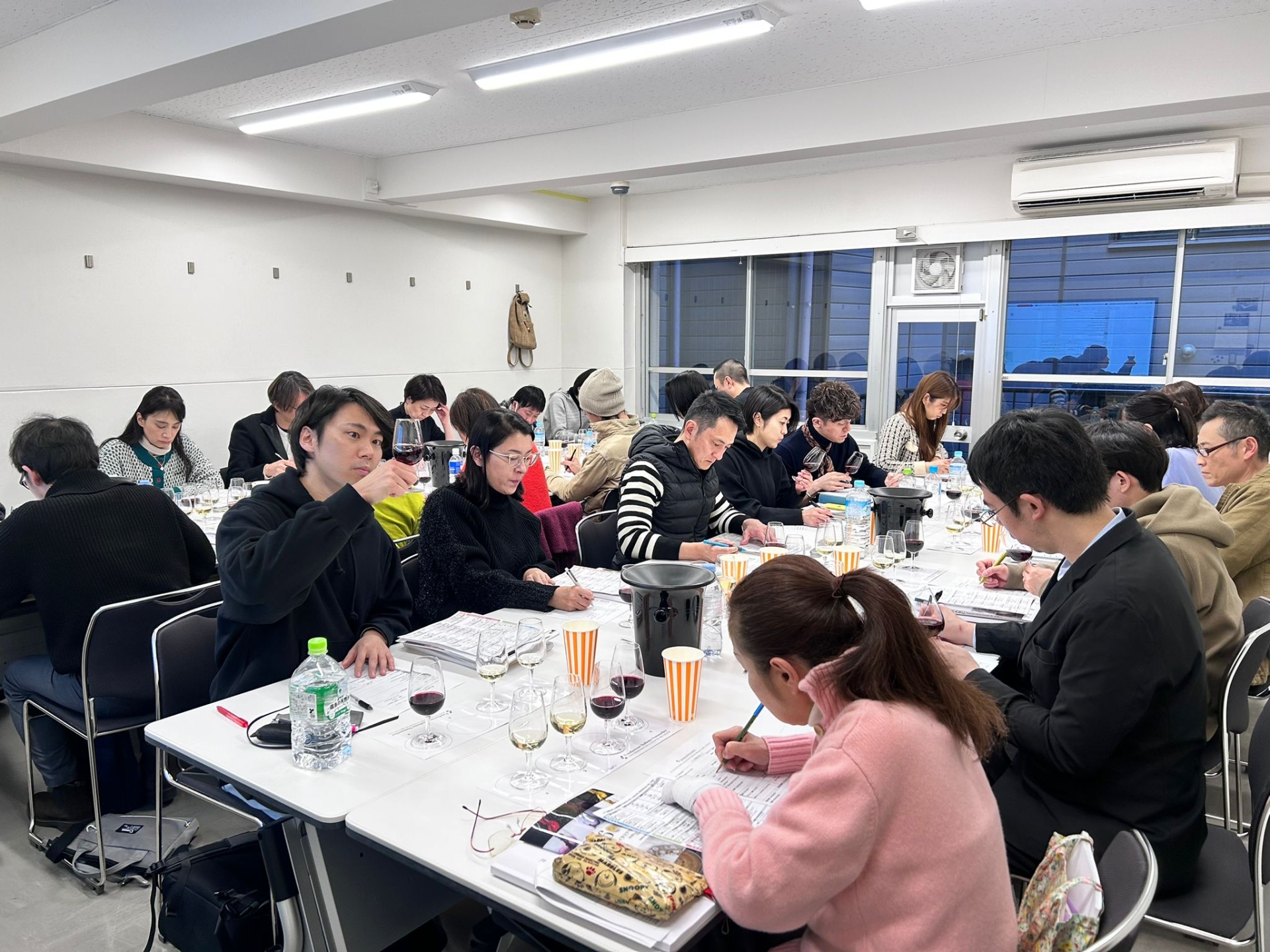 Panoramica della sala di degustazione durante l’ottava edizione del Corso Internazionale, full immersion, sui vini delle Regioni d’Italia a Tokyo Panoramica della sala di degustazione durante l’ottava edizione del Corso Internazionale, full immersion, sui vini delle Regioni d’Italia a Tokyo