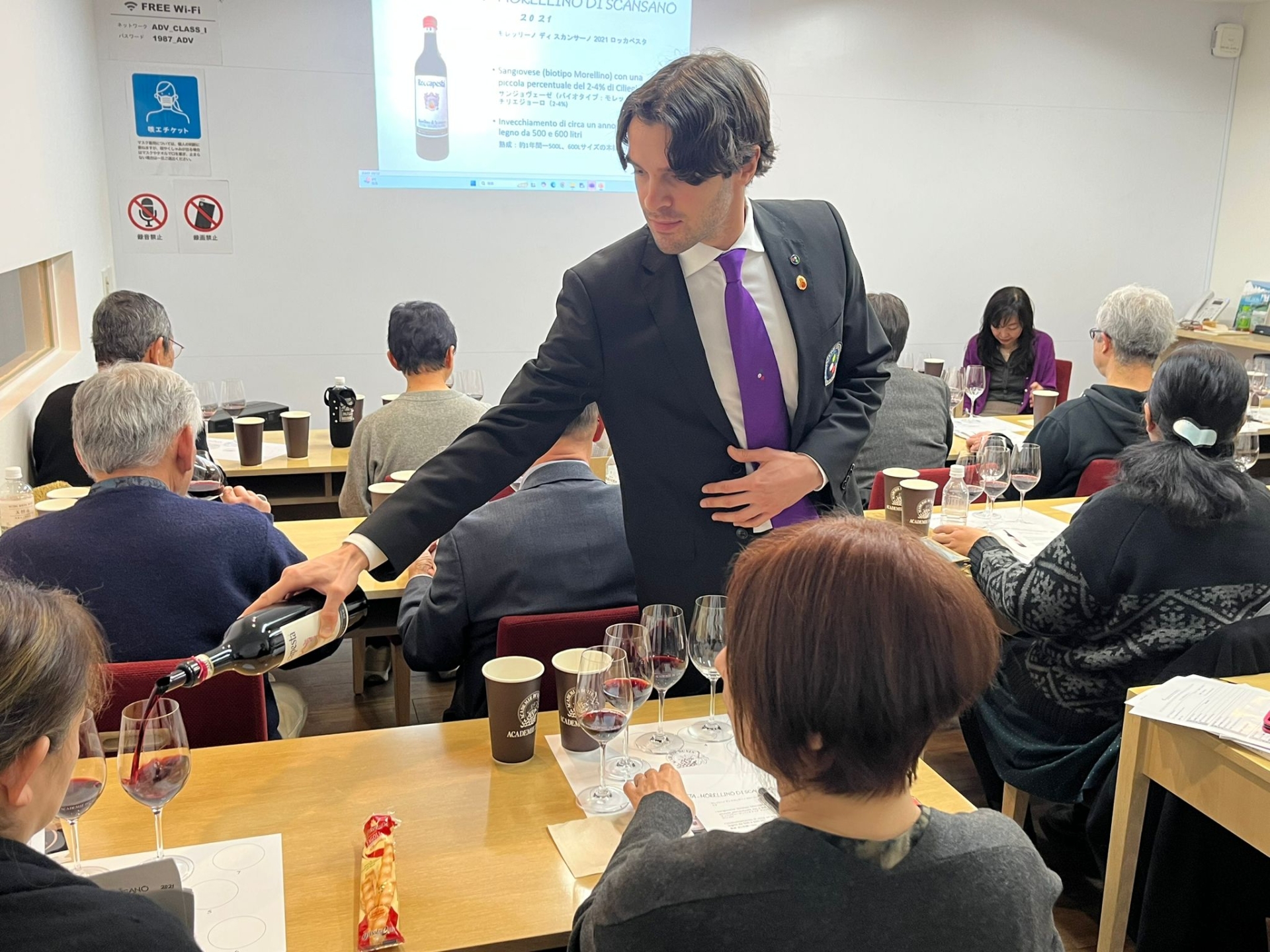 Edoardo Lemme serve ai partecipanti uno dei vini in degustazione durante l’ottava edizione del Corso Internazionale, full immersion, sui vini delle Regioni d’Italia a Tokyo Edoardo Lemme serve ai partecipanti uno dei vini in degustazione durante l’ottava edizione del Corso Internazionale, full immersion, sui vini delle Regioni d’Italia a Tokyo