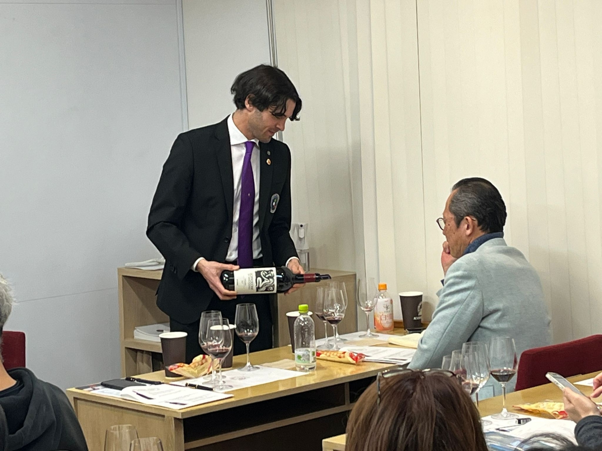 Edoardo Lemme serve ai partecipanti uno dei vini in degustazione durante l’ottava edizione del Corso Internazionale, full immersion, sui vini delle Regioni d’Italia a Tokyo Edoardo Lemme serve ai partecipanti uno dei vini in degustazione durante l’ottava edizione del Corso Internazionale, full immersion, sui vini delle Regioni d’Italia a Tokyo