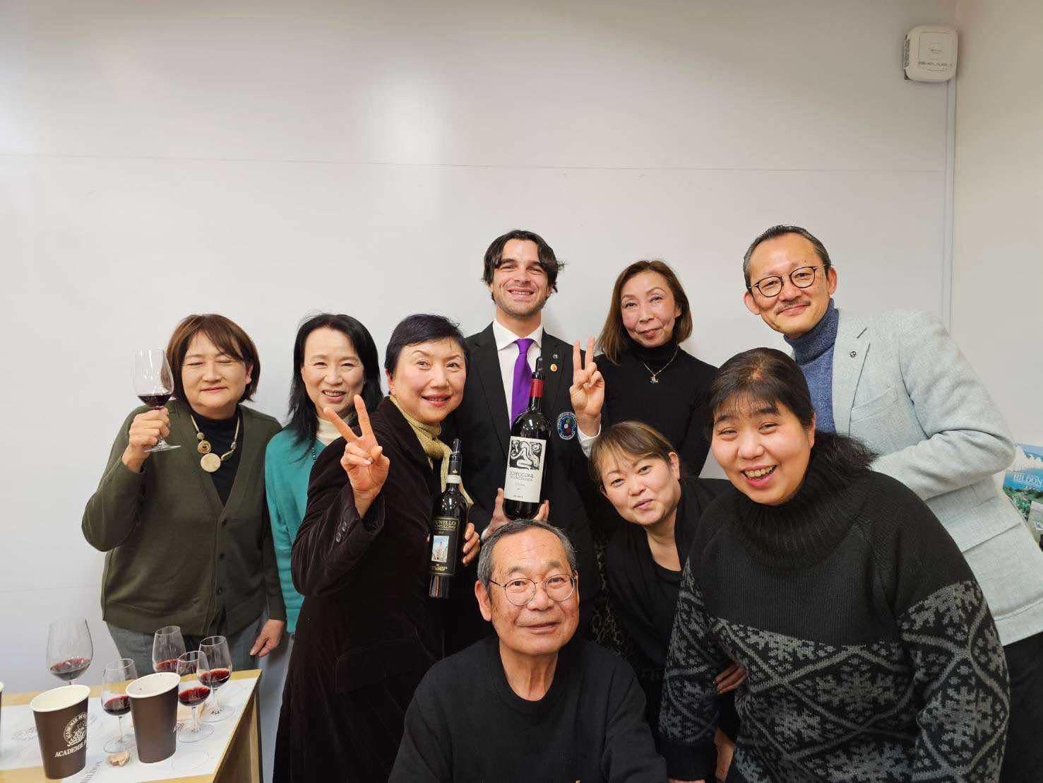 Edoardo Lemme insieme ad alcuni corsisti dell’ottava edizione del Corso Internazionale, full immersion, sui vini delle Regioni d’Italia a Tokyo Edoardo Lemme insieme ad alcuni corsisti dell’ottava edizione del Corso Internazionale, full immersion, sui vini delle Regioni d’Italia a Tokyo