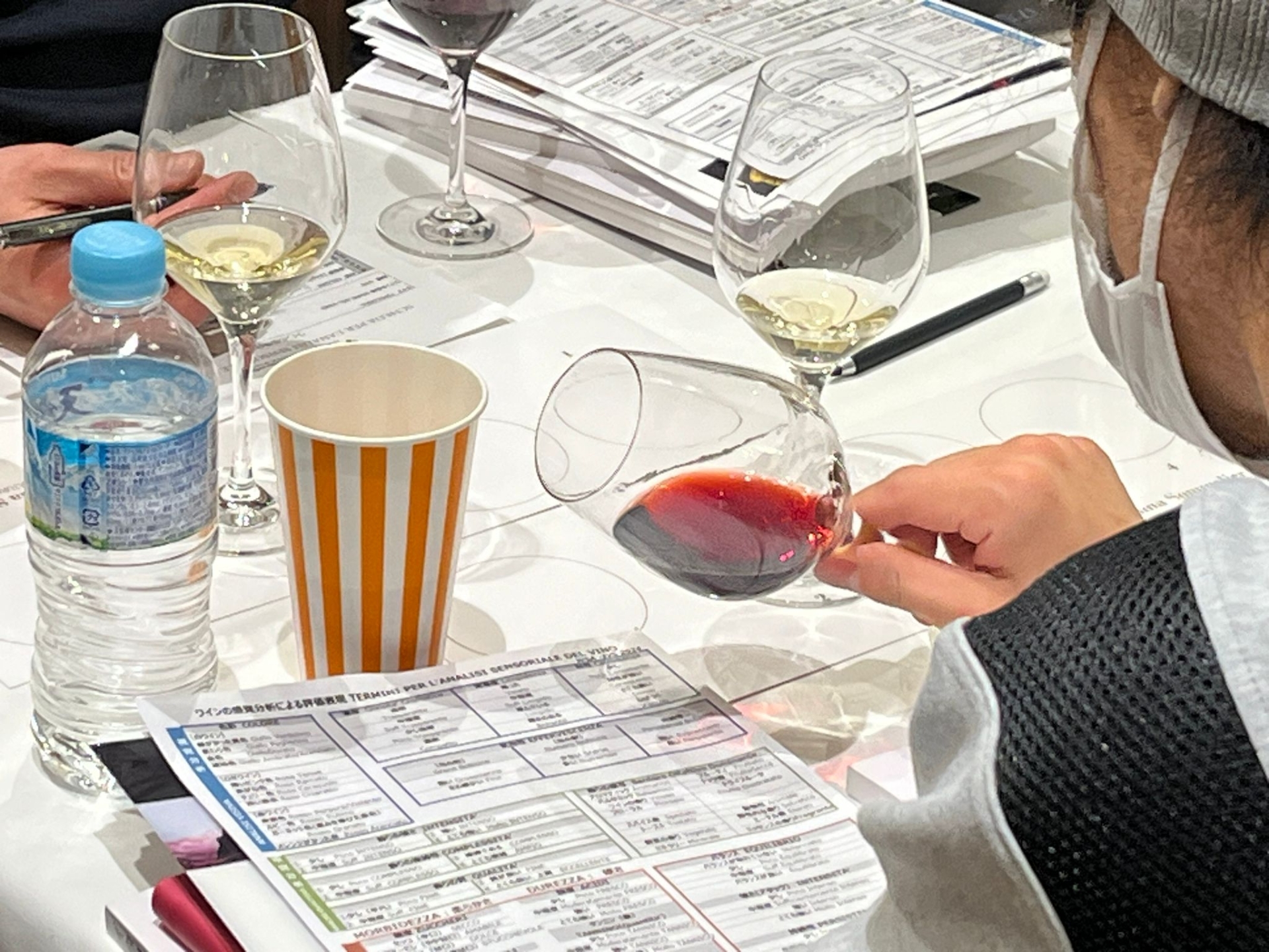 Un momento della degustazione durante una lezione dell’ottava edizione del Corso Internazionale, full immersion, sui vini delle Regioni d’Italia a Tokyo Un momento della degustazione durante una lezione dell’ottava edizione del Corso Internazionale, full immersion, sui vini delle Regioni d’Italia a Tokyo