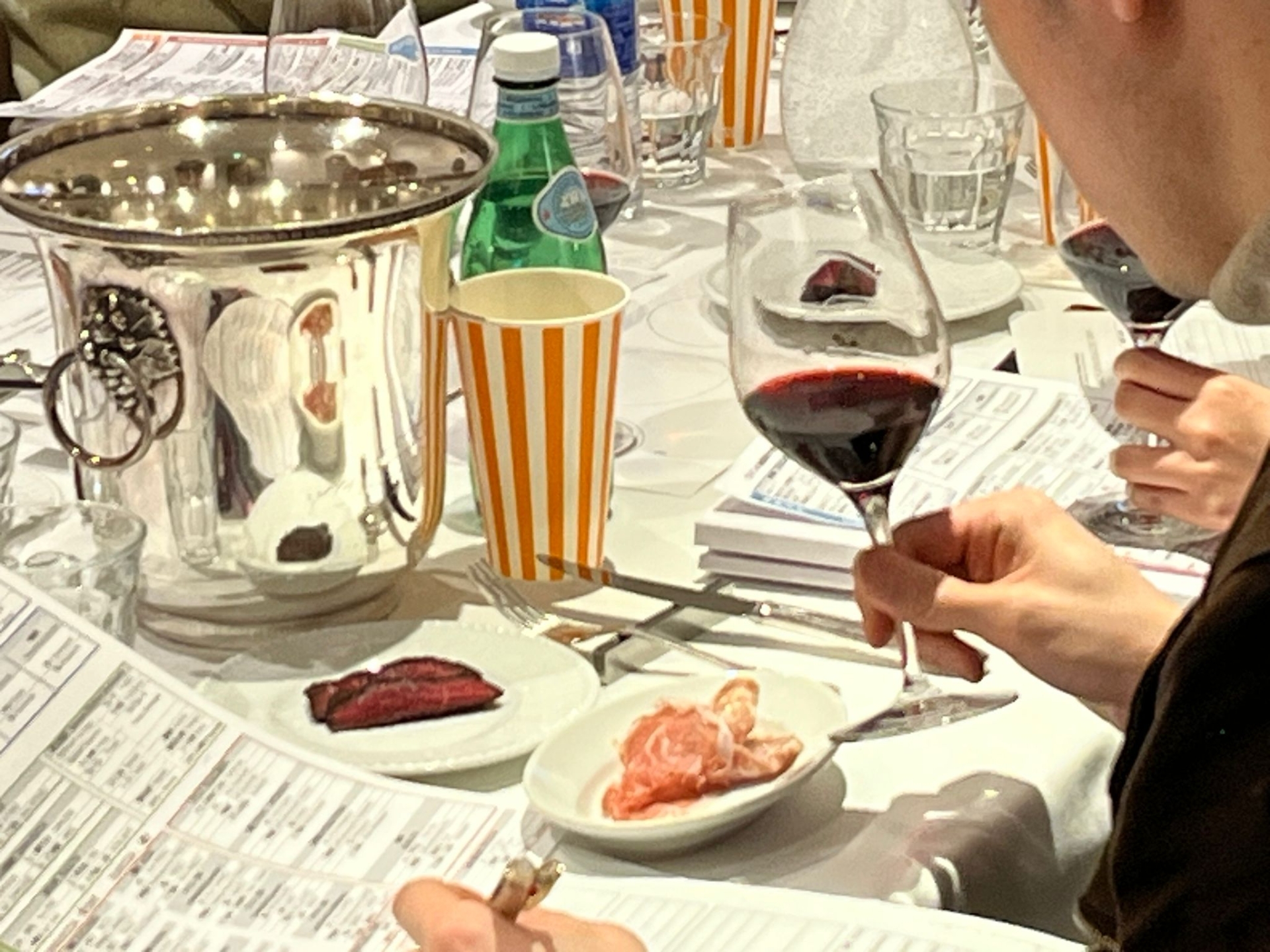 Un momento della degustazione durante una lezione dell’ottava edizione del Corso Internazionale, full immersion, sui vini delle Regioni d’Italia a Tokyo Un momento della degustazione durante una lezione dell’ottava edizione del Corso Internazionale, full immersion, sui vini delle Regioni d’Italia a Tokyo