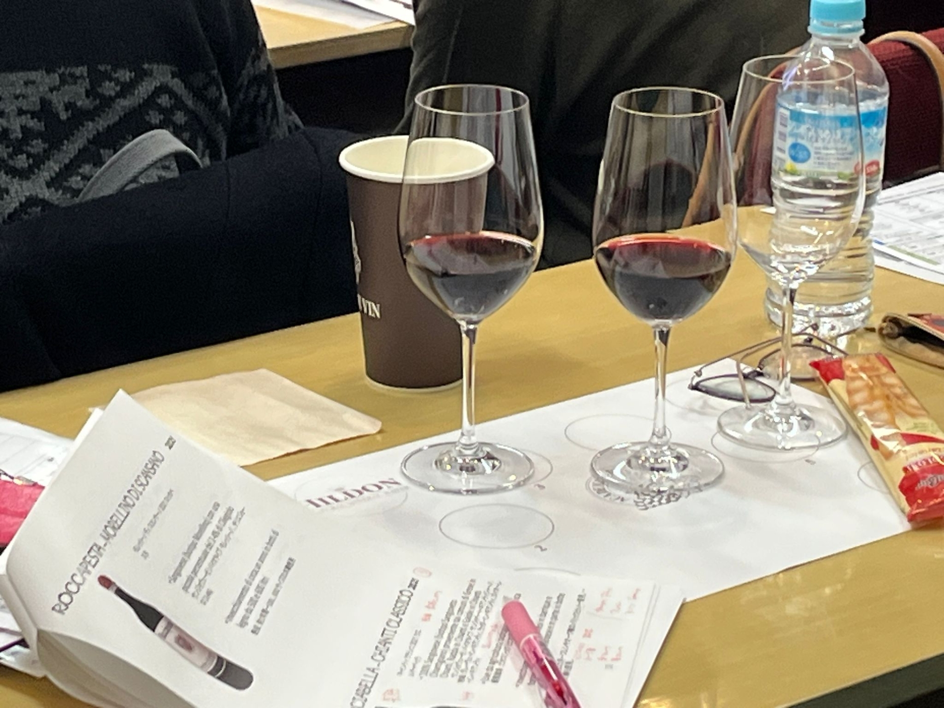 Un momento della degustazione durante una lezione dell’ottava edizione del Corso Internazionale, full immersion, sui vini delle Regioni d’Italia a Tokyo Un momento della degustazione durante una lezione dell’ottava edizione del Corso Internazionale, full immersion, sui vini delle Regioni d’Italia a Tokyo