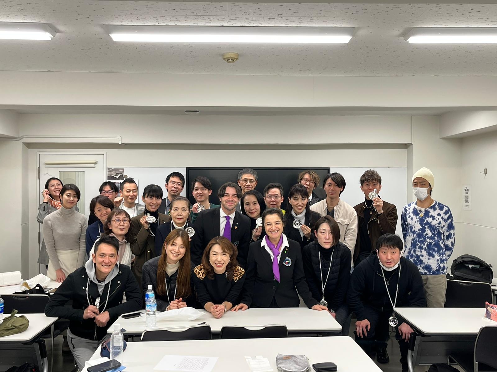 Edoardo Lemme e Antonella Anselmo insieme a tutti i corsisti dell’ottava edizione del Corso Internazionale, full immersion, sui vini delle Regioni d’Italia a Tokyo Edoardo Lemme e Antonella Anselmo insieme a tutti i corsisti dell’ottava edizione del Corso Internazionale, full immersion, sui vini delle Regioni d’Italia a Tokyo