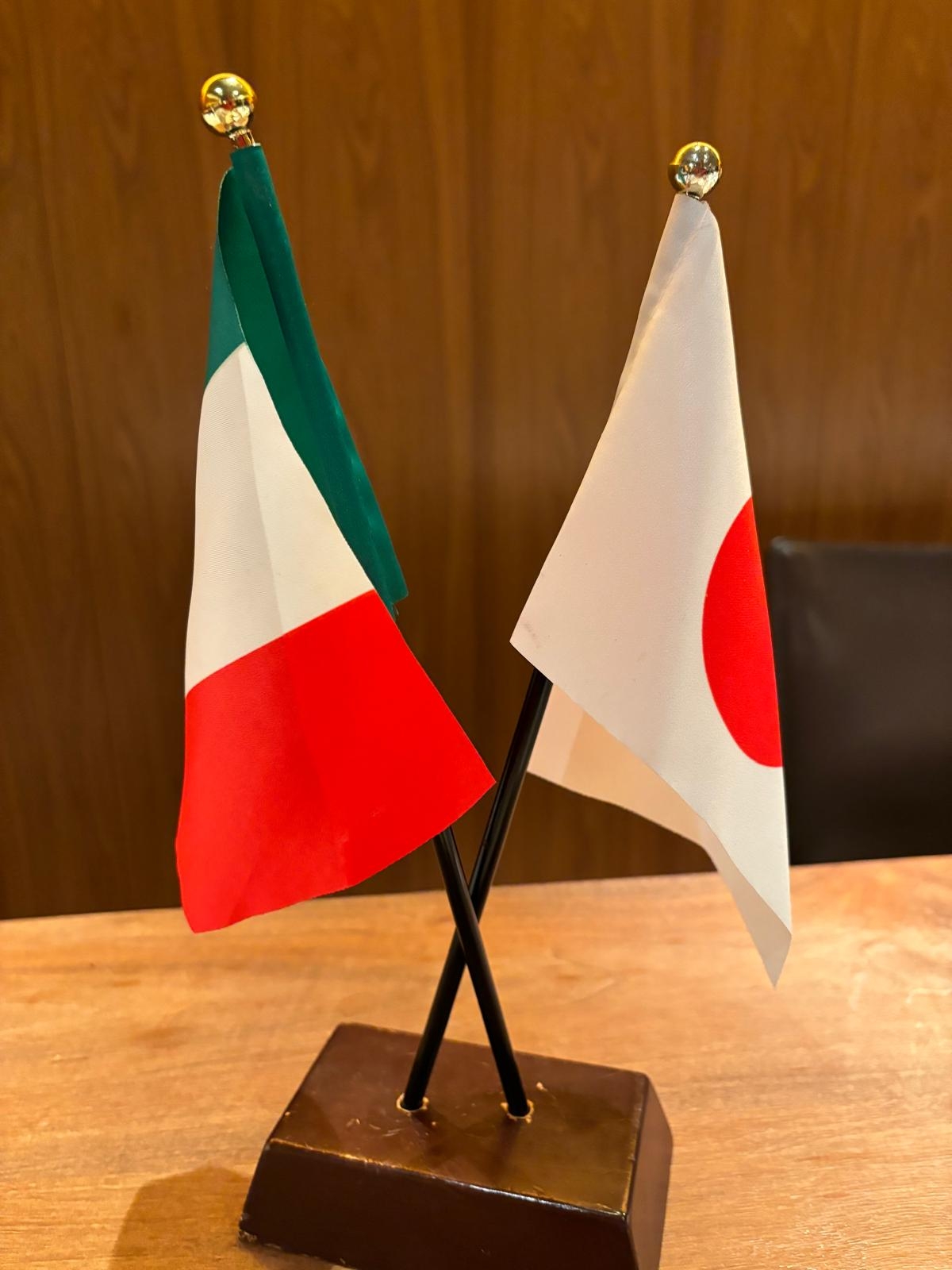 L'allestimento del tavolo di docenza durante l’ottava edizione del Corso Internazionale, full immersion, sui vini delle Regioni d’Italia a Tokyo L'allestimento del tavolo di docenza durante l’ottava edizione del Corso Internazionale, full immersion, sui vini delle Regioni d’Italia a Tokyo