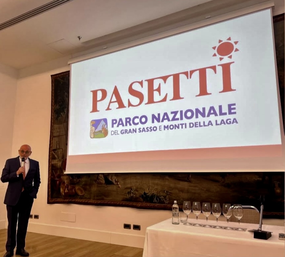 Domenico Pasetti presenta la sua azienda durante la degustazione Domenico Pasetti presenta la sua azienda durante la degustazione