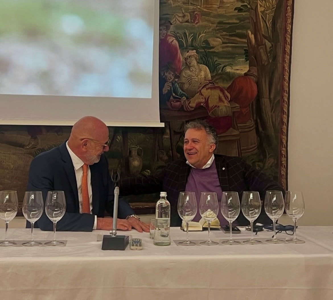 Domenico Pasetti e Massimo Billetto, docente di Fondazione Italiana Sommelier, in docenza durante la degustazione Domenico Pasetti e Massimo Billetto, docente di Fondazione Italiana Sommelier, in docenza durante la degustazione