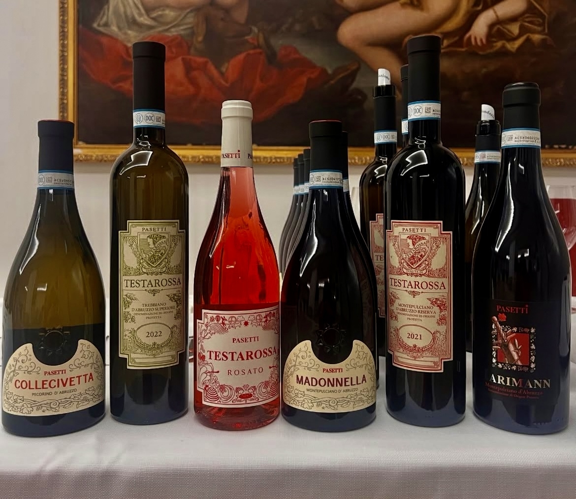 Le etichette dell'azienda Pasetti in degustazione Le etichette dell'azienda Pasetti in degustazione