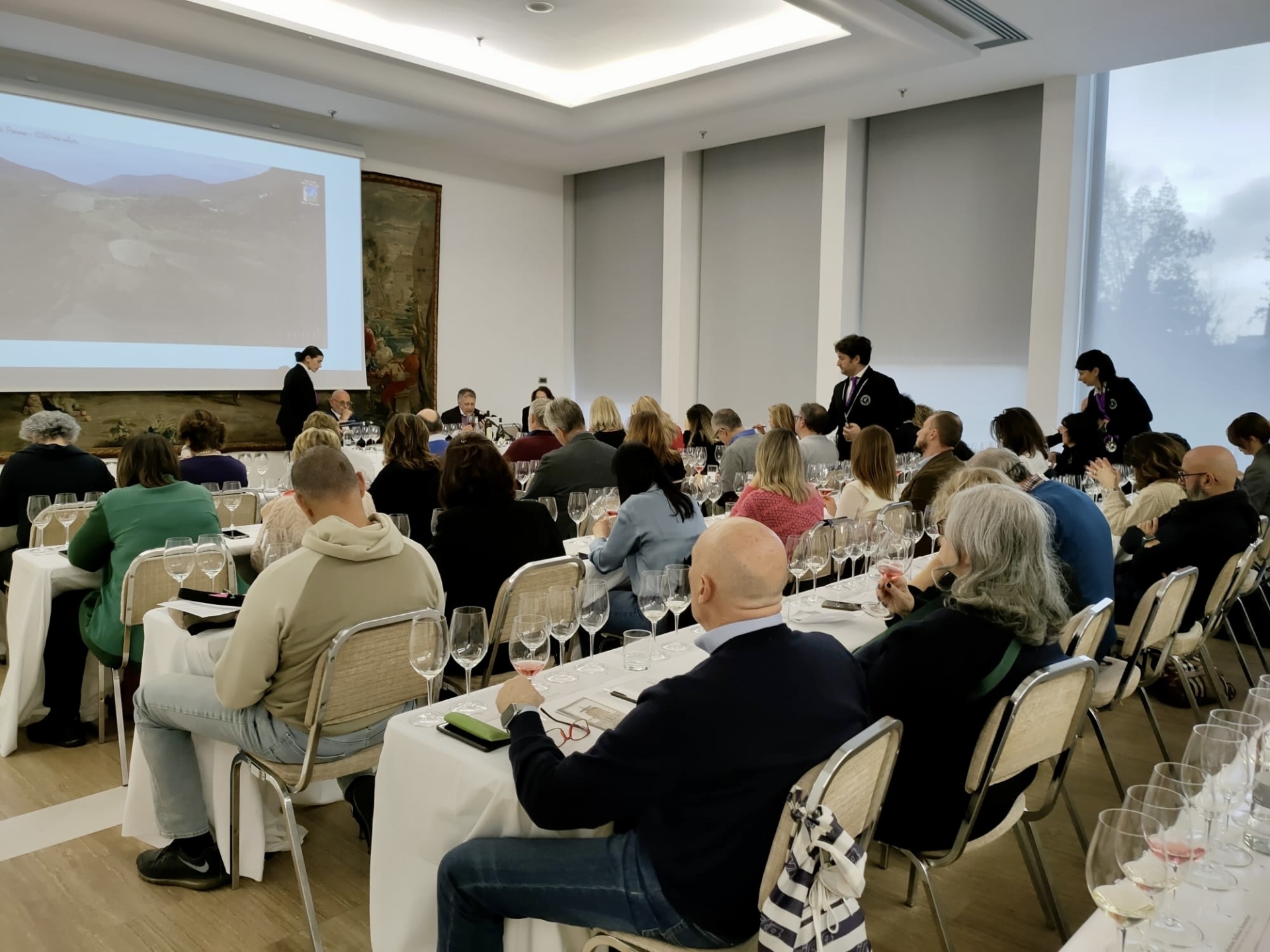 Panoramica della sala di degustazione Panoramica della sala di degustazione