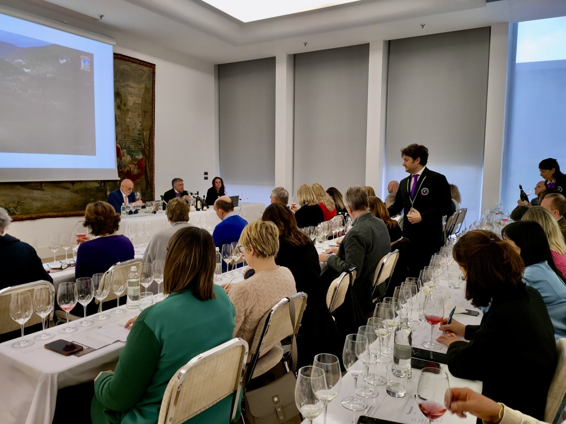 Panoramica della sala di degustazione Panoramica della sala di degustazione