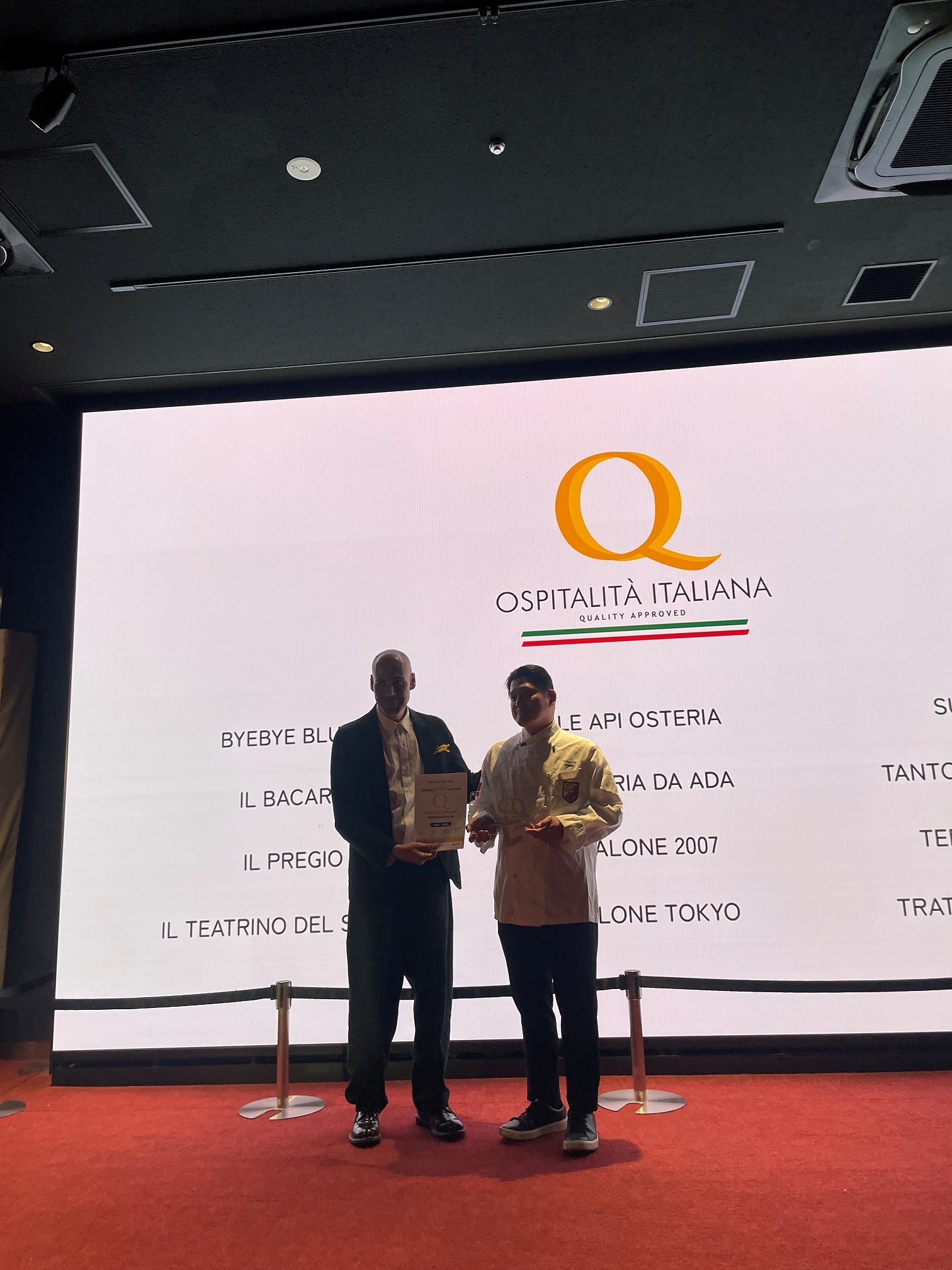 Tetsuya Inada riceve il premio Qualità Italiana dal responsabile della Camera di Commercio di Tokyo Tetsuya Inada riceve il premio Qualità Italiana dal responsabile della Camera di Commercio di Tokyo