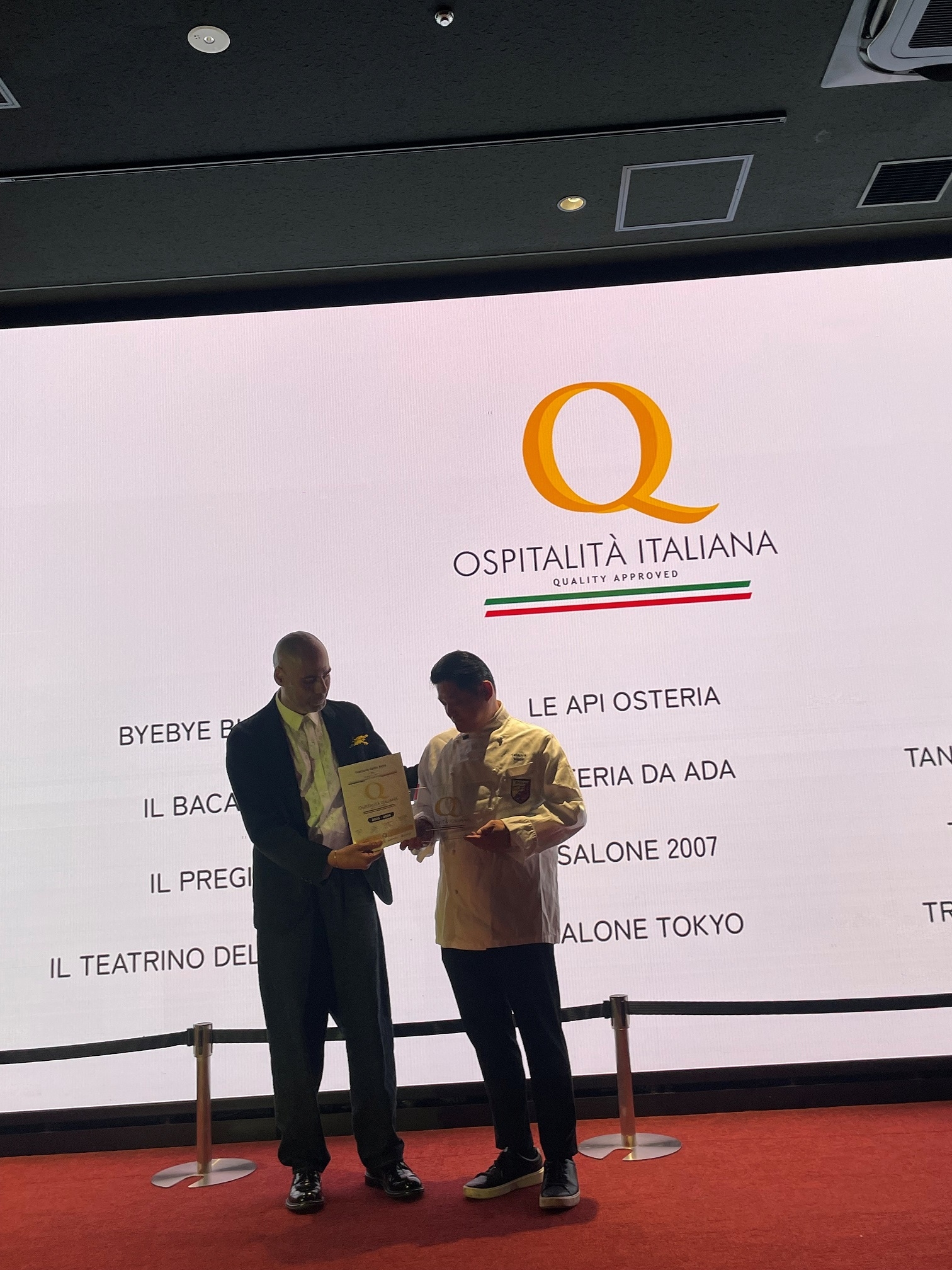 Tetsuya Inada riceve il premio Qualità Italiana dal responsabile della Camera di Commercio di Tokyo Tetsuya Inada riceve il premio Qualità Italiana dal responsabile della Camera di Commercio di Tokyo
