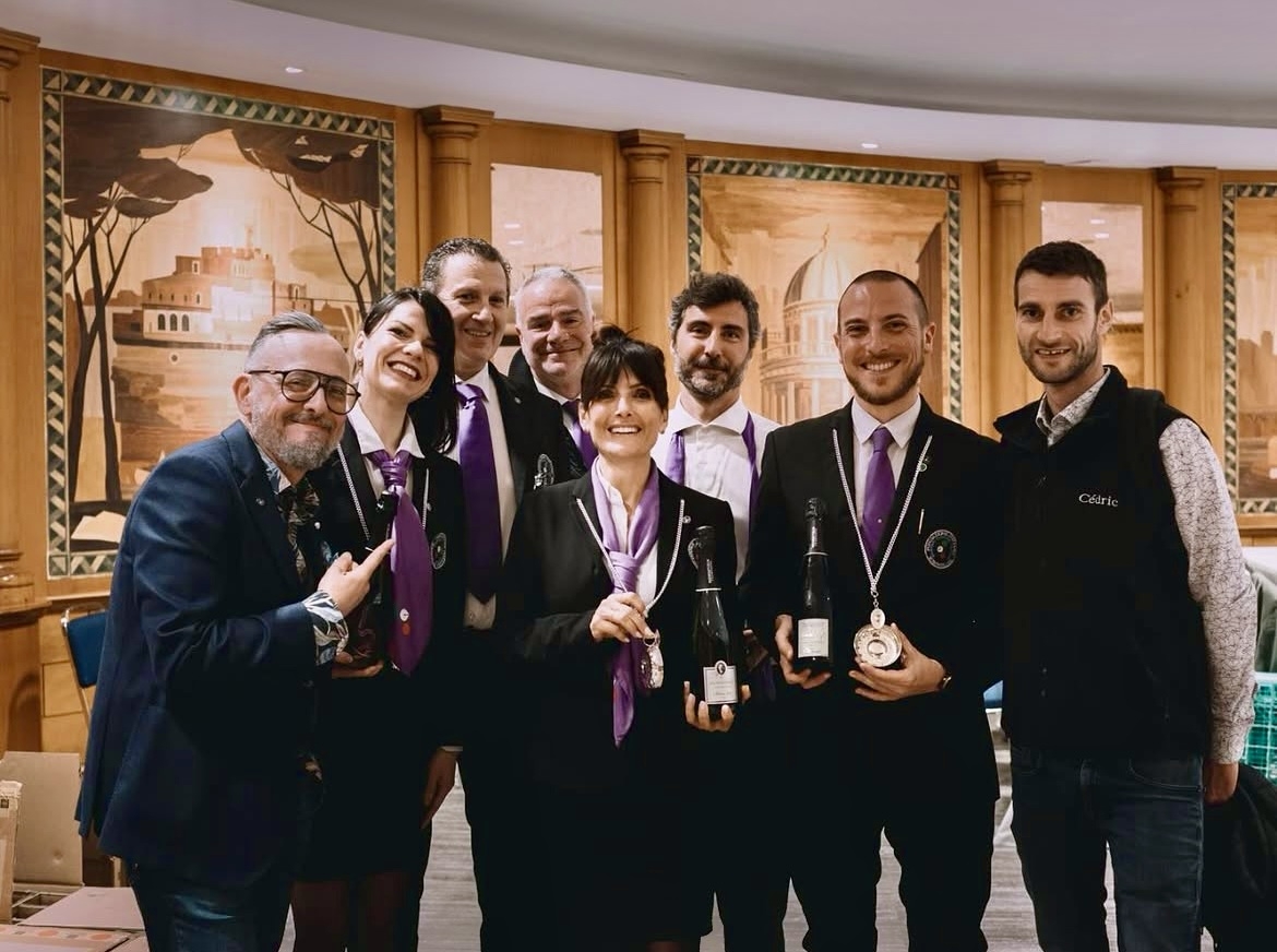 Cédric Michaux, proprietario, Massimo Fabiani, importatore, insieme ai Sommelier di servizio della Fondazione Italiana Sommelier Cédric Michaux, proprietario, Massimo Fabiani, importatore, insieme ai Sommelier di servizio della Fondazione Italiana Sommelier