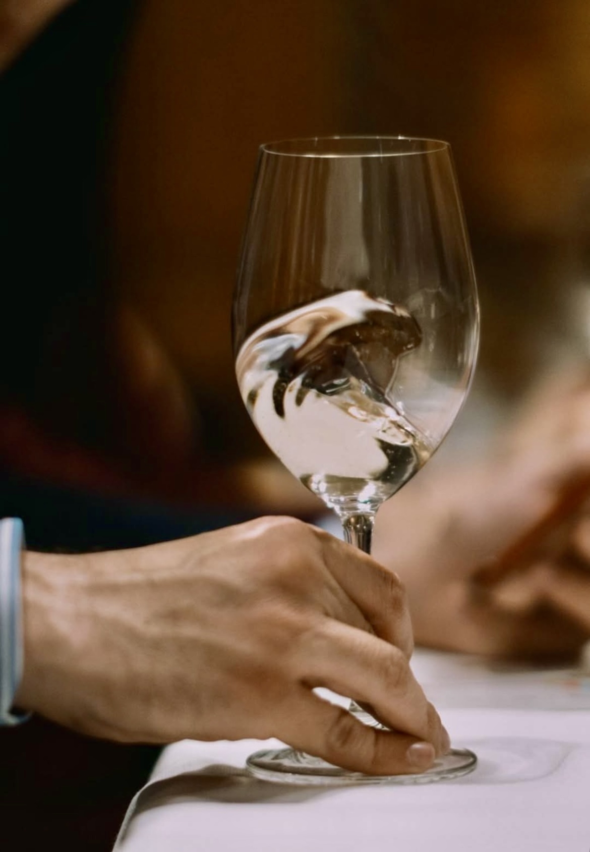 La degustazione di una delle etichette in degustazione La degustazione di una delle etichette in degustazione