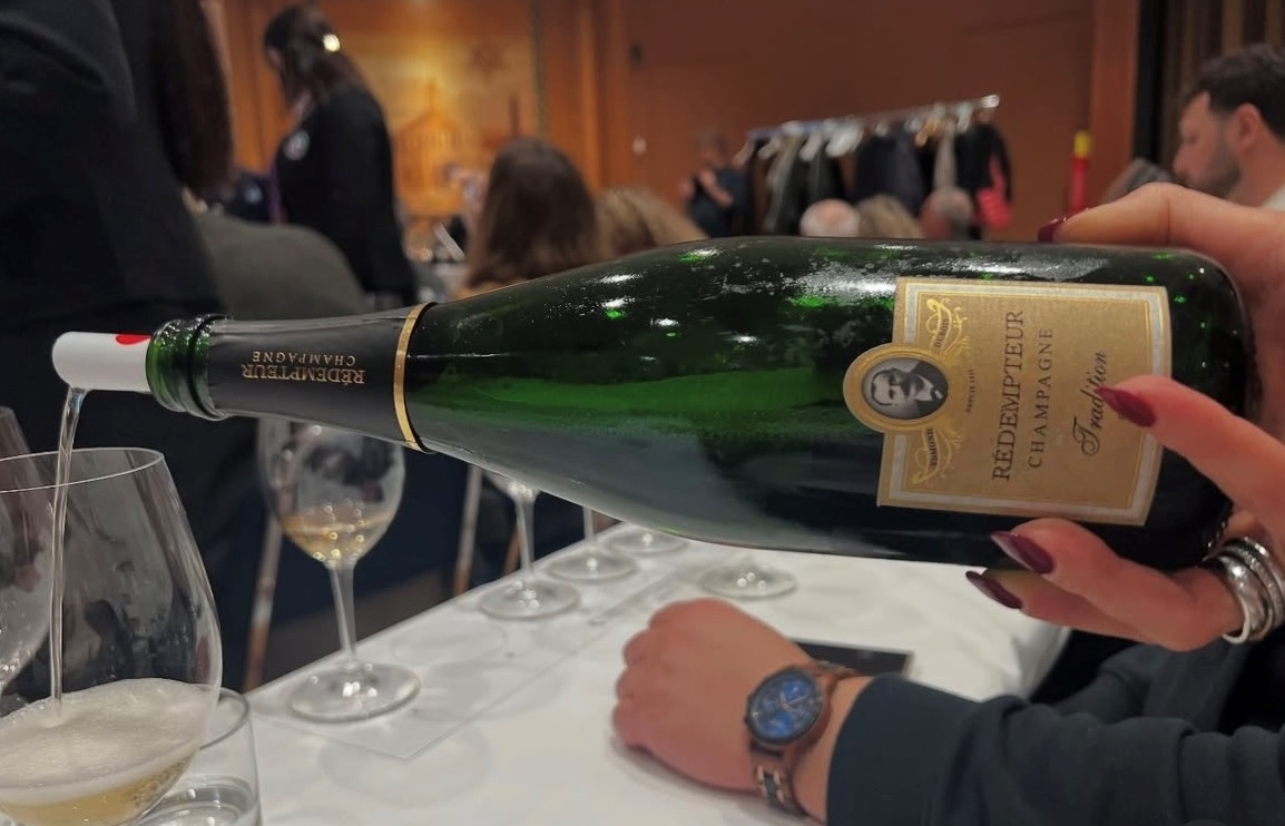 Il servizio degli Champagne in degustazione Il servizio degli Champagne in degustazione