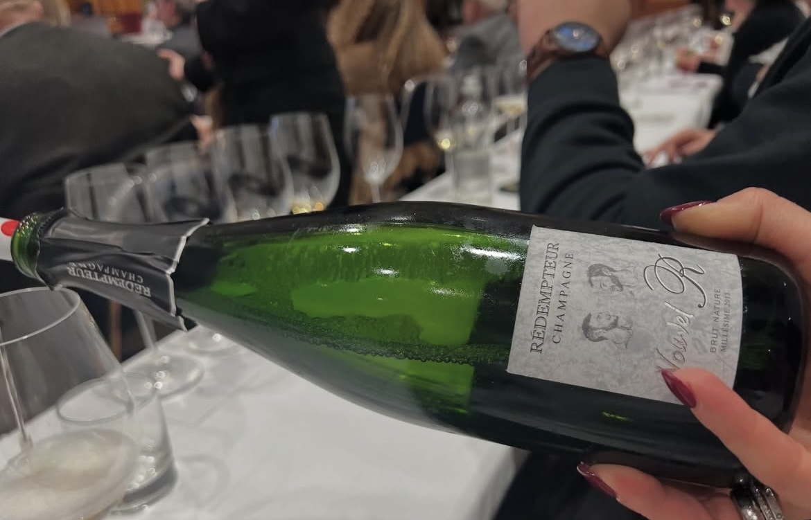 Il servizio degli Champagne in degustazione Il servizio degli Champagne in degustazione