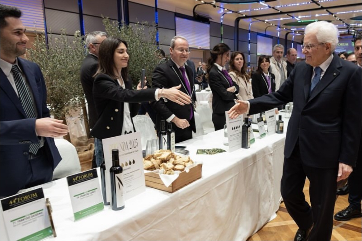 il Presidente Sergio Mattarella salua i Produttori di Olio presenti al 44° Forum della Cutura dell'Olio e del Vino il Presidente Sergio Mattarella salua i Produttori di Olio presenti al 44° Forum della Cutura dell'Olio e del Vino