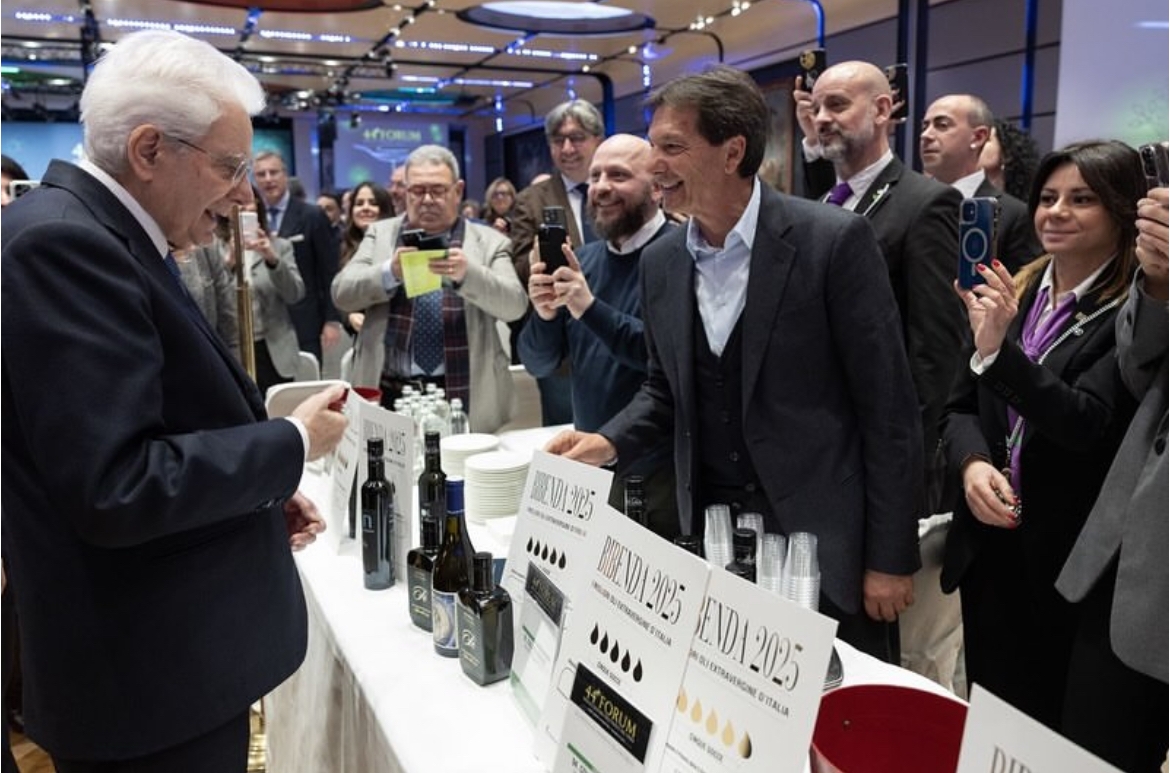il Presidente Sergio Mattarella salua i Produttori di Olio presenti al 44° Forum della Cutura dell'Olio e del Vino il Presidente Sergio Mattarella salua i Produttori di Olio presenti al 44° Forum della Cutura dell'Olio e del Vino