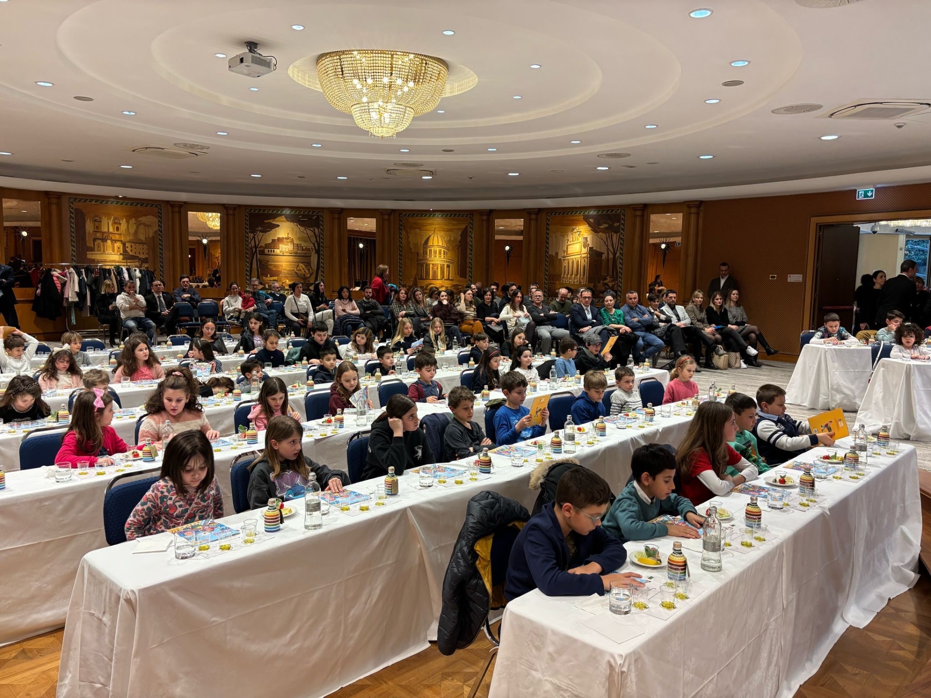 Panoramica della sala durante la lezione dedicata ai più piccoli “L'Olio dei Bambini” guidata dai docenti Alessia Borrelli e Paolo Scarnecchia Panoramica della sala durante la lezione dedicata ai più piccoli “L'Olio dei Bambini” guidata dai docenti Alessia Borrelli e Paolo Scarnecchia