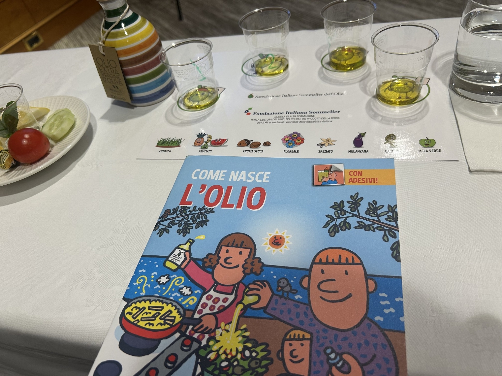 La postazione allestita per ogni bambino durante la lezione “L'Olio dei Bambini” La postazione allestita per ogni bambino durante la lezione “L'Olio dei Bambini”