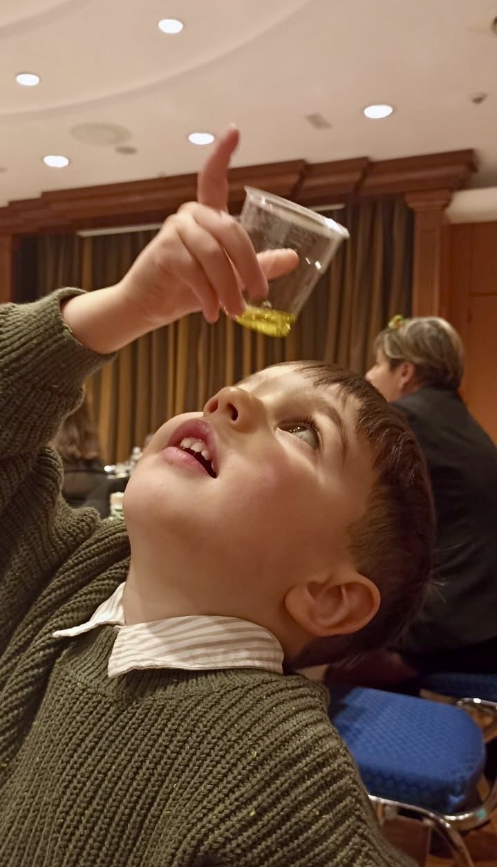 Le fasi della degustazione dei piccoli partecipanti alla Scuola dell'Olio Le fasi della degustazione dei piccoli partecipanti alla Scuola dell'Olio