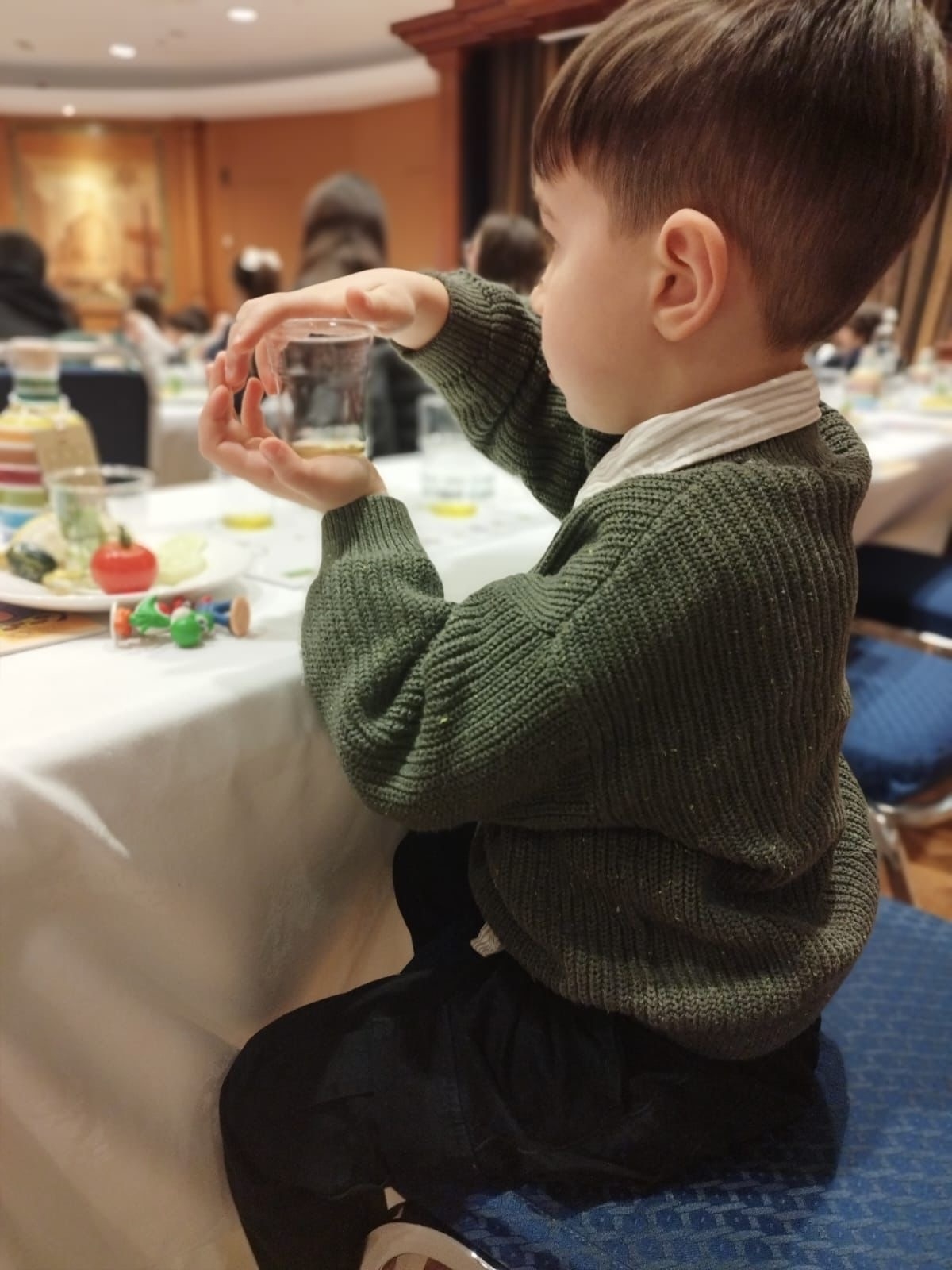 Le fasi della degustazione dei piccoli partecipanti alla Scuola dell'Olio Le fasi della degustazione dei piccoli partecipanti alla Scuola dell'Olio