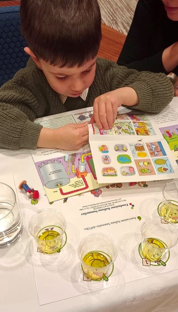 Le fasi della degustazione dei piccoli partecipanti alla Scuola dell'Olio Le fasi della degustazione dei piccoli partecipanti alla Scuola dell'Olio