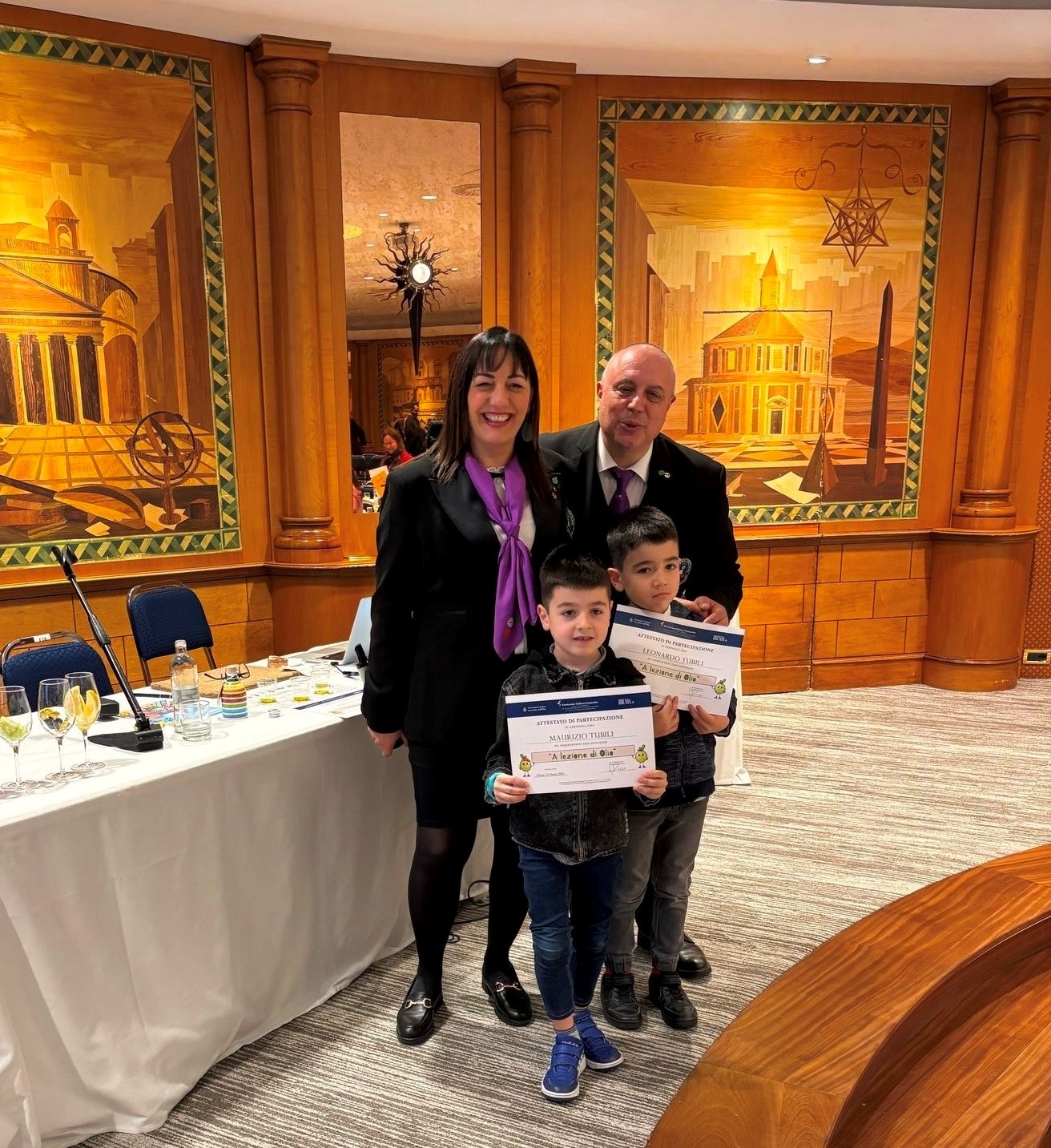 La consegna dei diplomi ai giovanissimi partecipanti alla lezione “L'Olio dei Bambini” guidata dai docenti Alessia Borrelli e Paolo Scarnecchia La consegna dei diplomi ai giovanissimi partecipanti alla lezione “L'Olio dei Bambini” guidata dai docenti Alessia Borrelli e Paolo Scarnecchia
