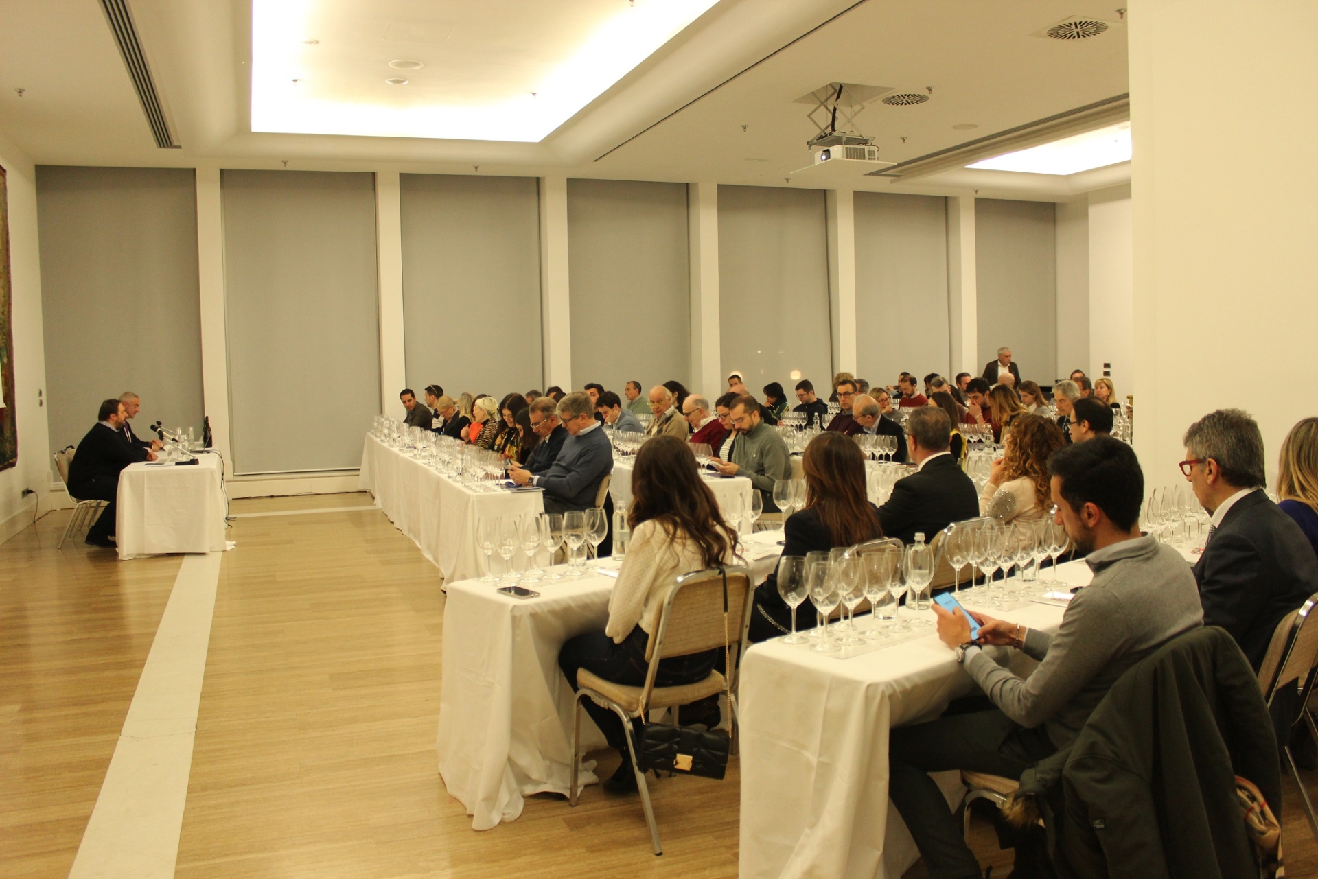 Panoramica della sala durante la degustazione Panoramica della sala durante la degustazione