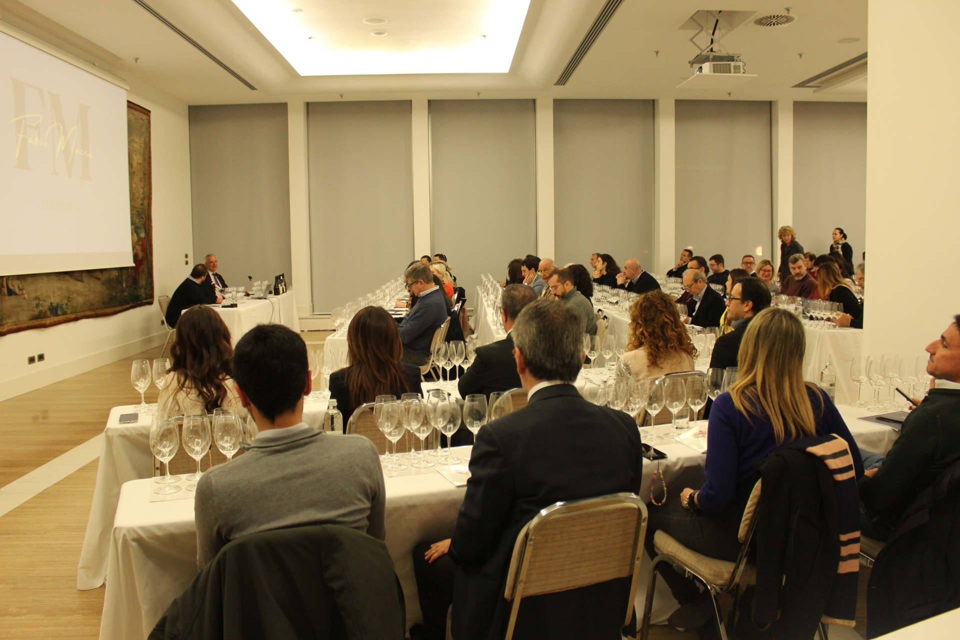 Panoramica della sala durante la degustazione Panoramica della sala durante la degustazione