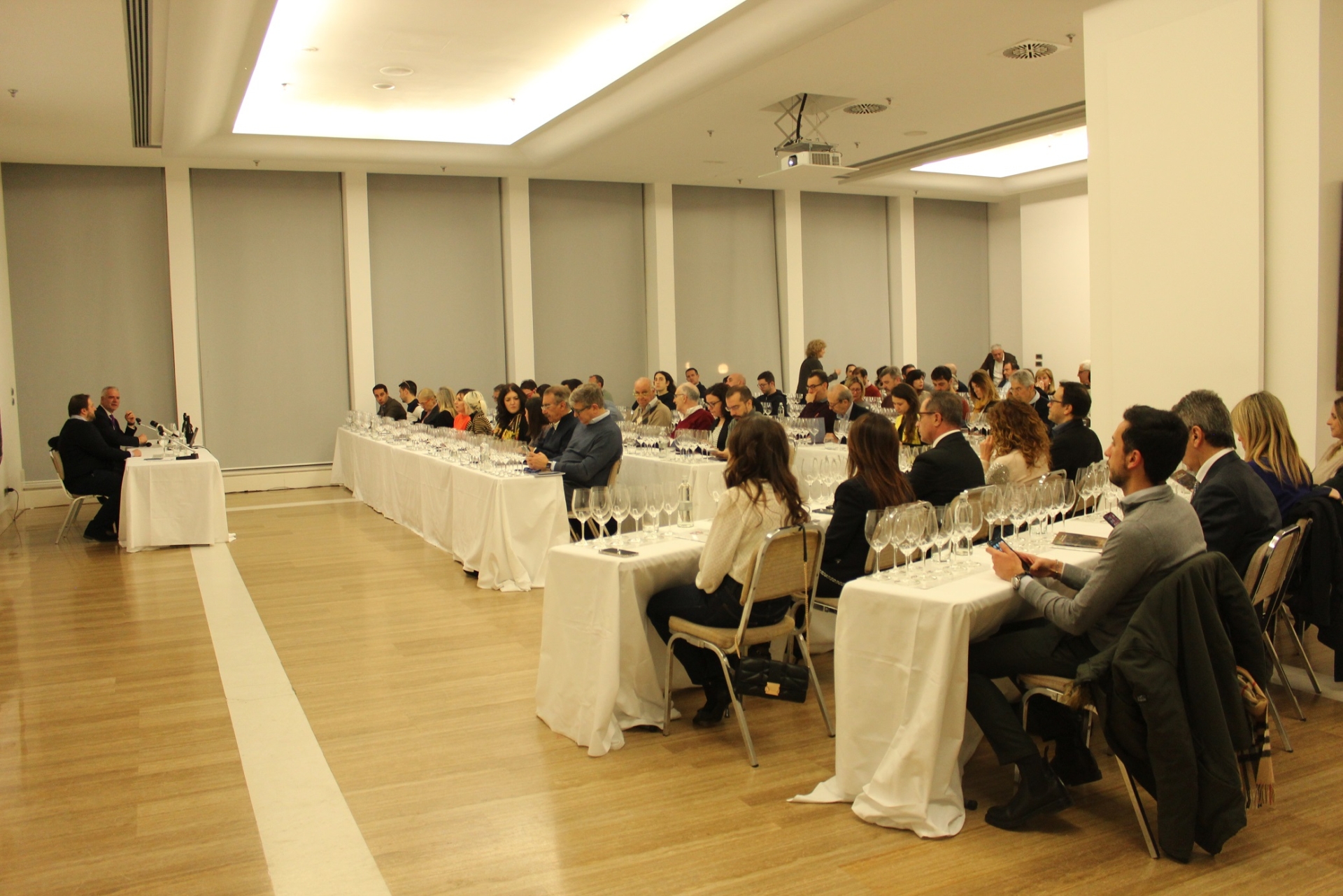 Panoramica della sala durante la degustazione Panoramica della sala durante la degustazione