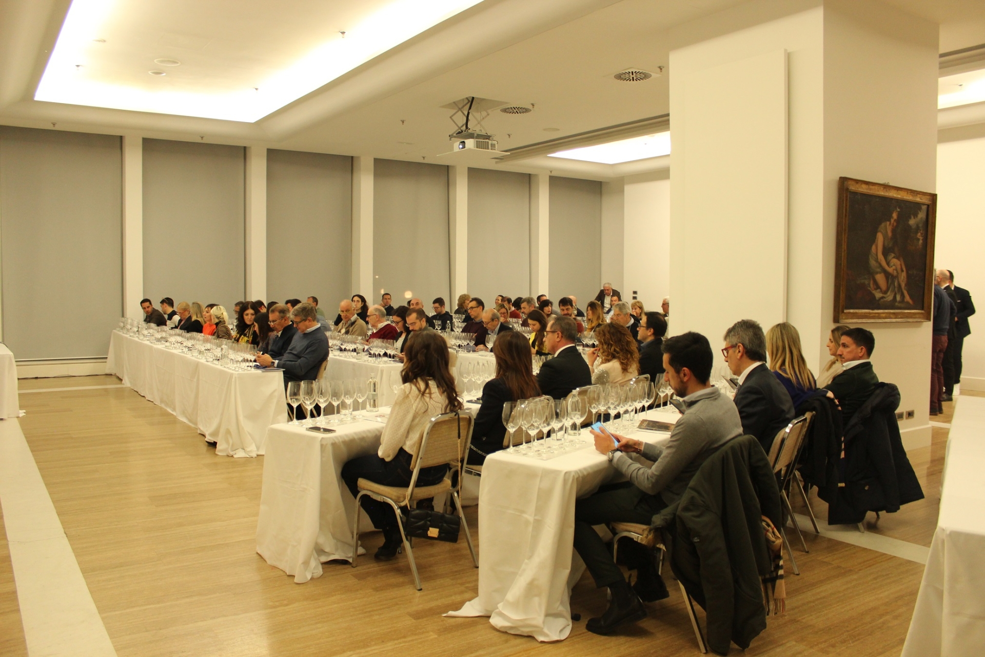 Panoramica della sala durante la degustazione Panoramica della sala durante la degustazione