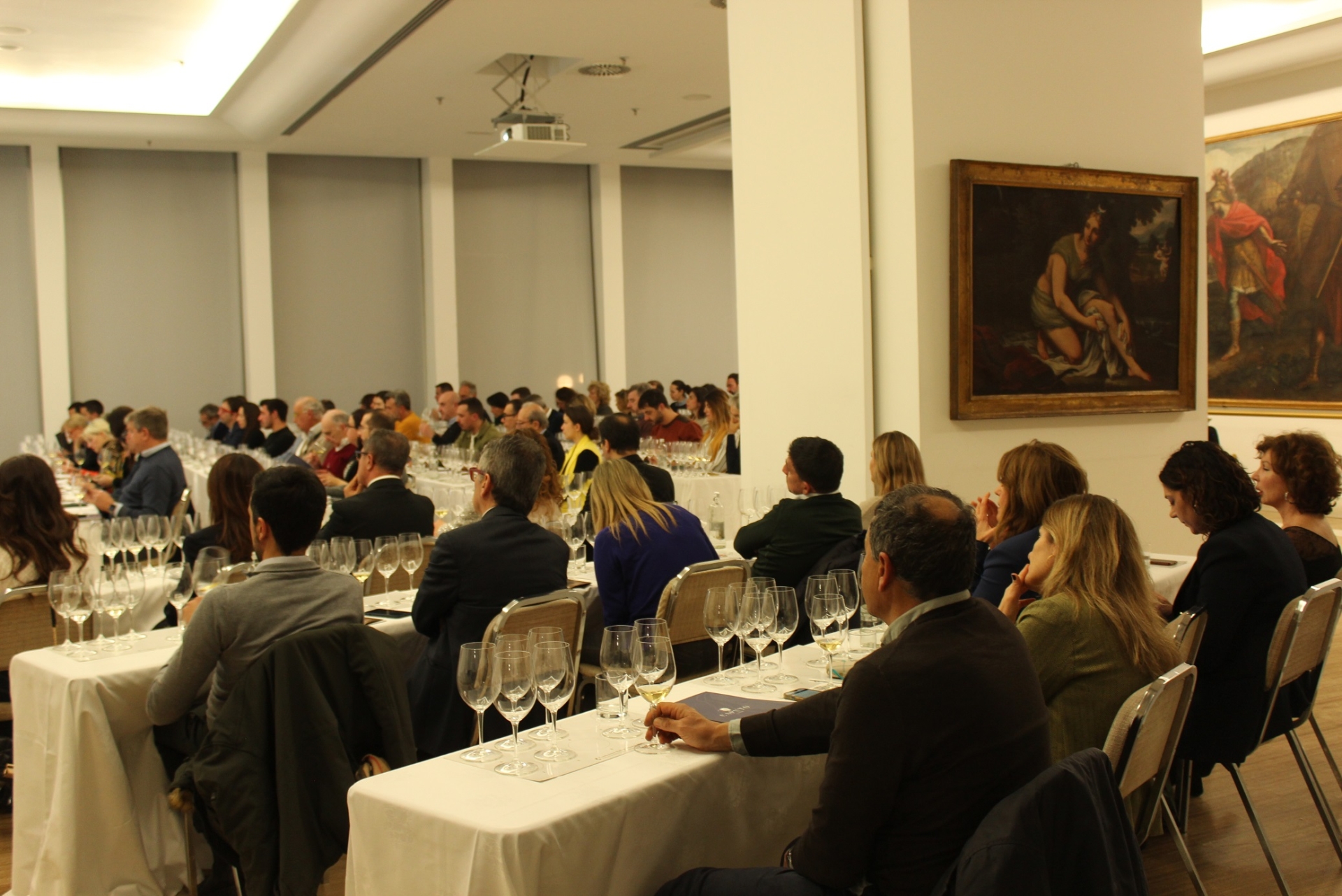 Panoramica della sala durante la degustazione Panoramica della sala durante la degustazione