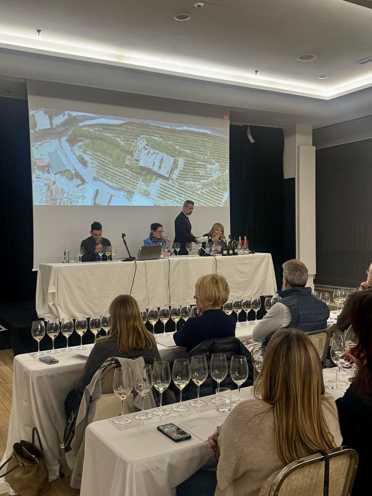 La proprietaria Lucia Monti, insieme al marito ed enologo Giuseppe Andreoli e a Daniela Scrobogna, Docente della Fondazione Italiana Sommelier durante il servizio dei vini La proprietaria Lucia Monti, insieme al marito ed enologo Giuseppe Andreoli e a Daniela Scrobogna, Docente della Fondazione Italiana Sommelier durante il servizio dei vini
