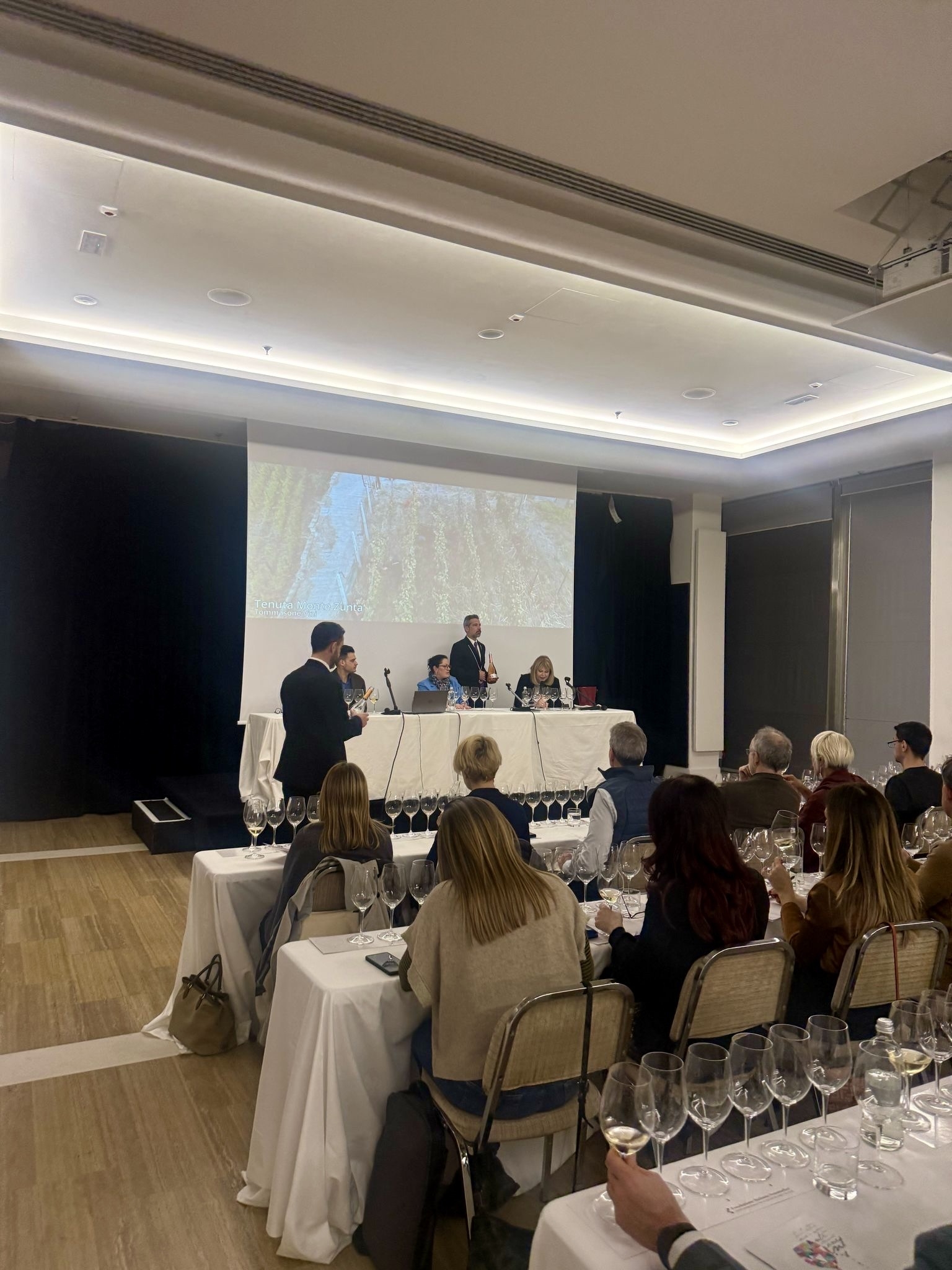 La proprietaria Lucia Monti, insieme al marito ed enologo Giuseppe Andreoli e a Daniela Scrobogna, Docente della Fondazione Italiana Sommelier durante il servizio dei vini La proprietaria Lucia Monti, insieme al marito ed enologo Giuseppe Andreoli e a Daniela Scrobogna, Docente della Fondazione Italiana Sommelier durante il servizio dei vini