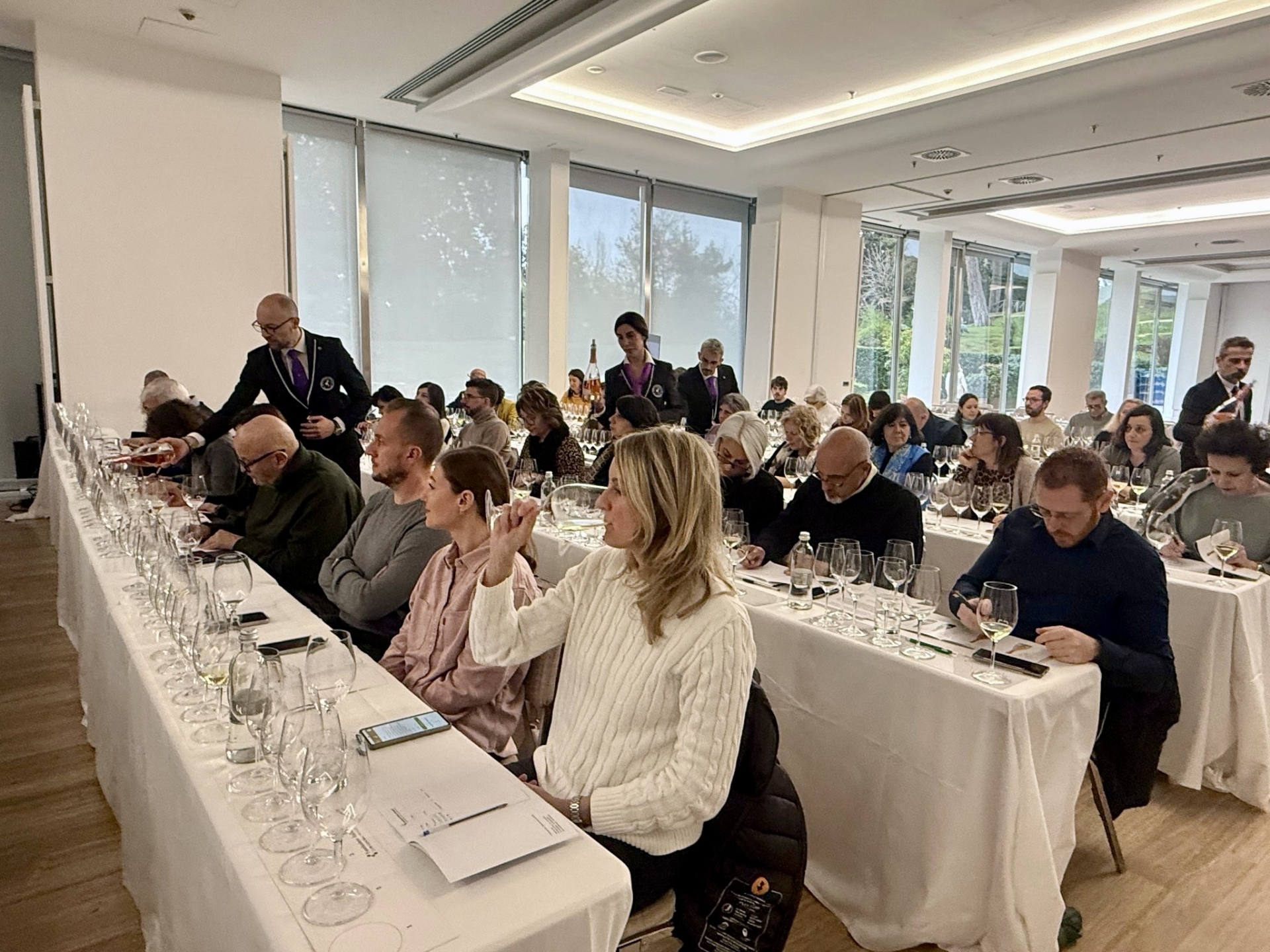 Panoramica della sala di degustazione durante il servizio dei vini Panoramica della sala di degustazione durante il servizio dei vini