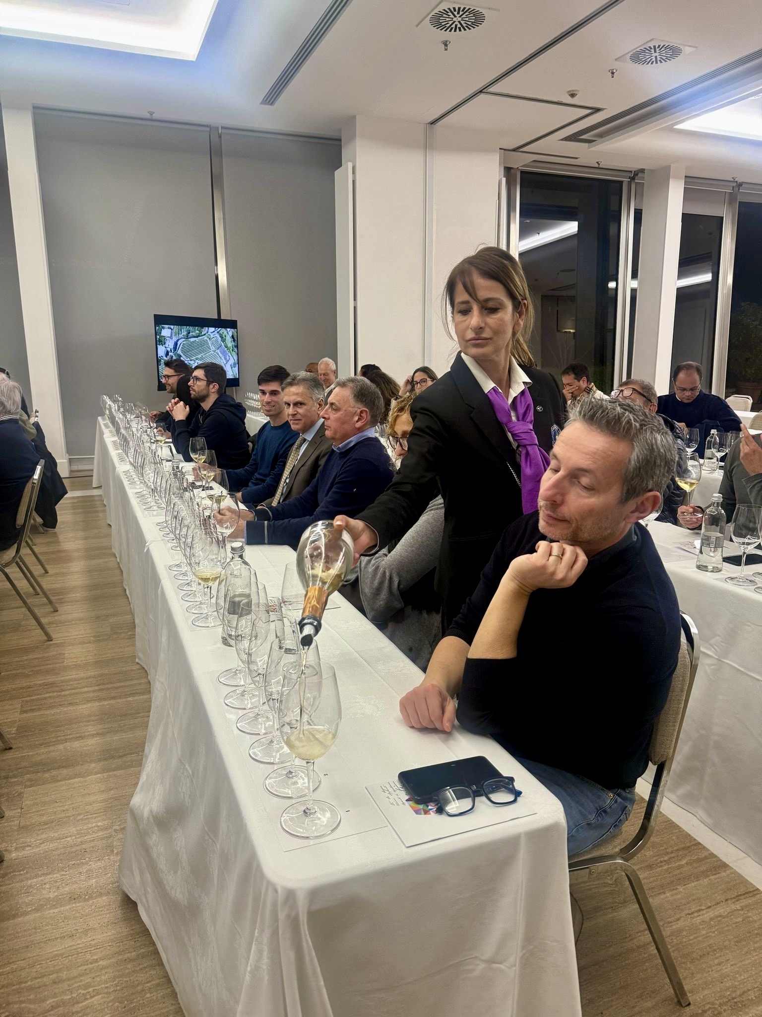 Il servizio dei vini durante la degustazione Il servizio dei vini durante la degustazione