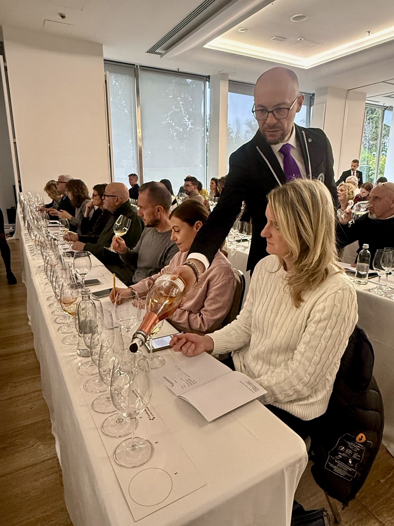Il servizio dei vini durante la degustazione Il servizio dei vini durante la degustazione