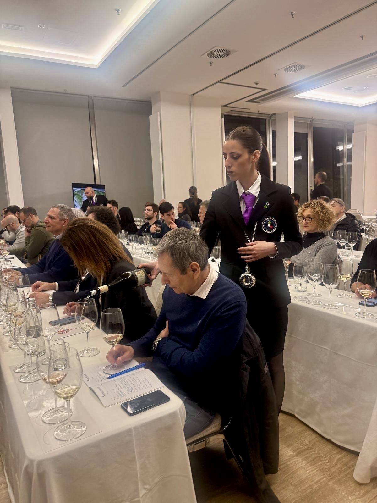 Il servizio dei vini durante la degustazione Il servizio dei vini durante la degustazione