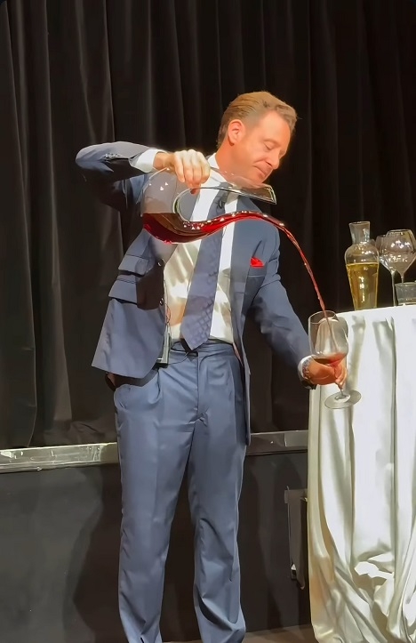 Maximilian Riedel, presenta il progetto Riedel versando il vino in degustazione nel bicchiero scelto Maximilian Riedel, presenta il progetto Riedel versando il vino in degustazione nel bicchiero scelto