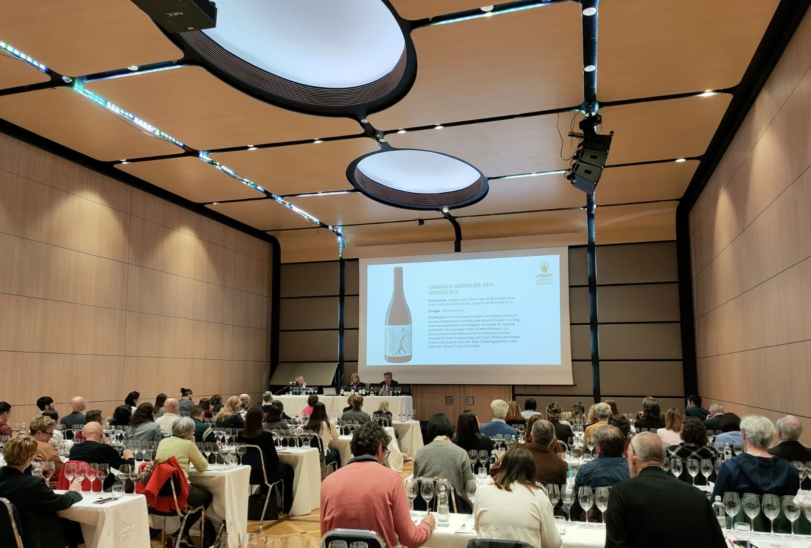 Panoramica della sala durante la degustazione. In docenza Franco Usai, Direttore Commerciale, Daniela Scrobogna, insieme a docente della Fondazione Italiana Sommelier, e Franco Bernabei, enologo aziendale. Panoramica della sala durante la degustazione. In docenza Franco Usai, Direttore Commerciale, Daniela Scrobogna, insieme a docente della Fondazione Italiana Sommelier, e Franco Bernabei, enologo aziendale.