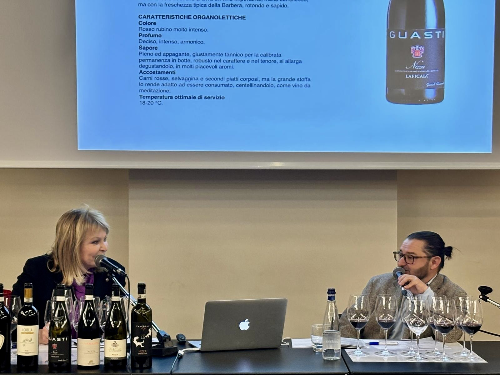 Daniela Scrobogna, Docente della Fondazione Italiana Sommelier, insieme al Vice Presidente dell’Associazione Daniele Chiappone guidano la degustazione dell’Associazione Produttori del Nizza. Daniela Scrobogna, Docente della Fondazione Italiana Sommelier, insieme al Vice Presidente dell’Associazione Daniele Chiappone guidano la degustazione dell’Associazione Produttori del Nizza.