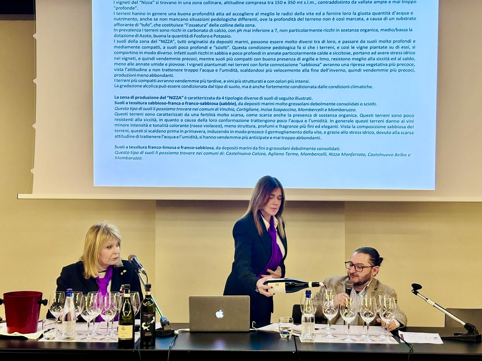 Daniela Scrobogna, Docente della Fondazione Italiana Sommelier, insieme al Vice Presidente dell’Associazione Daniele Chiappone guidano la degustazione dell’Associazione Produttori del Nizza. Daniela Scrobogna, Docente della Fondazione Italiana Sommelier, insieme al Vice Presidente dell’Associazione Daniele Chiappone guidano la degustazione dell’Associazione Produttori del Nizza.