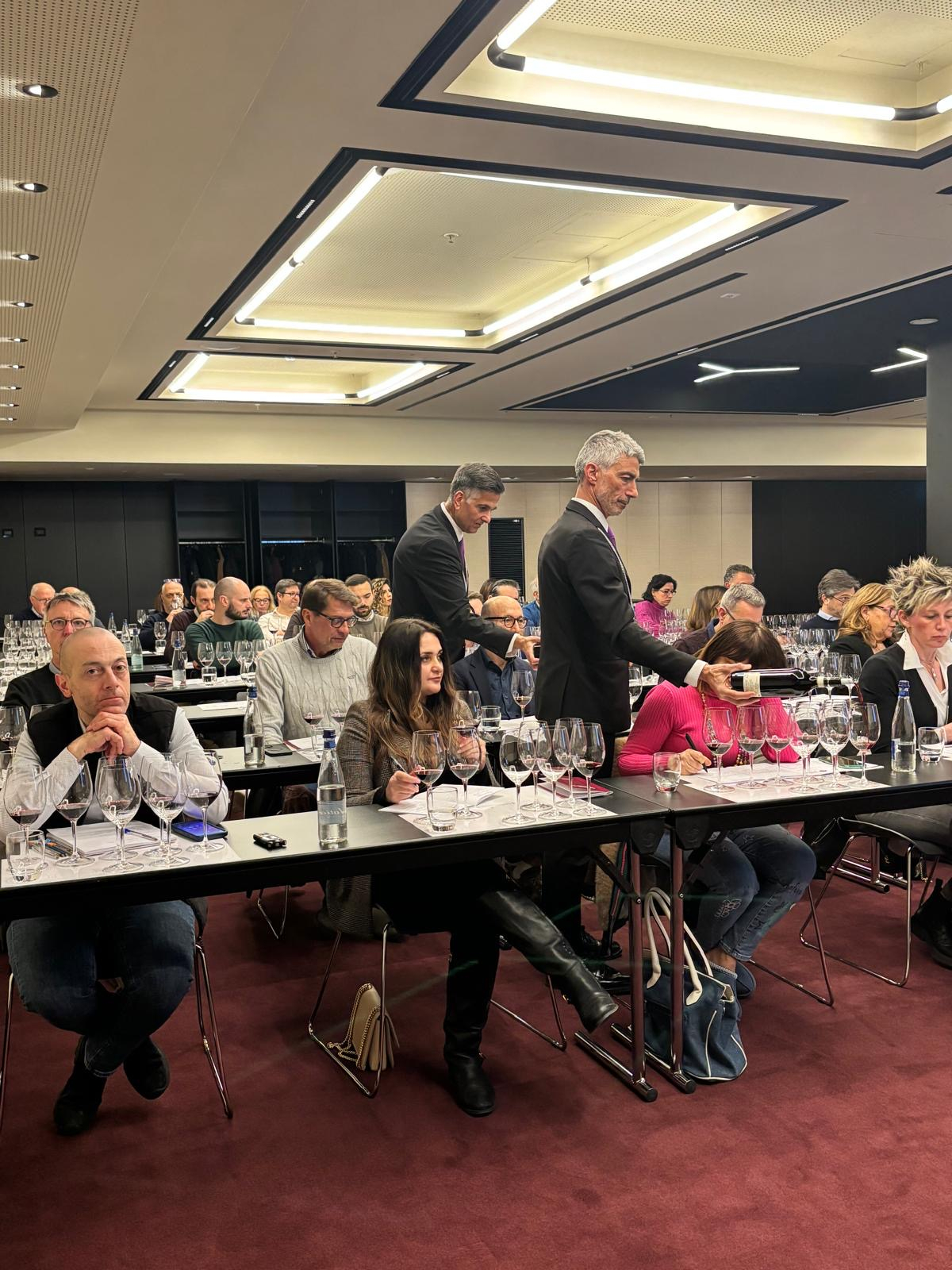 Il servizio dei vini durante la degustazione Il servizio dei vini durante la degustazione