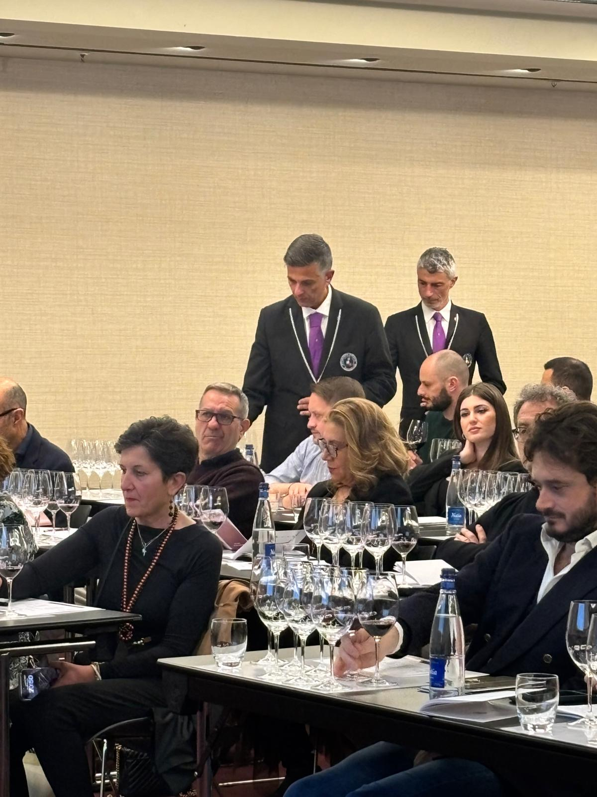 Il servizio dei vini durante la degustazione Il servizio dei vini durante la degustazione